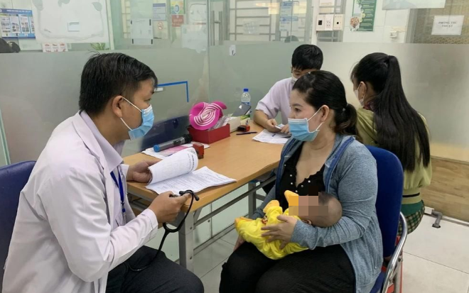 Ca sởi tập trung vùng ven, TP.HCM gấp rút dồn lực tiêm vắc xin phòng dịch - Ảnh 3.