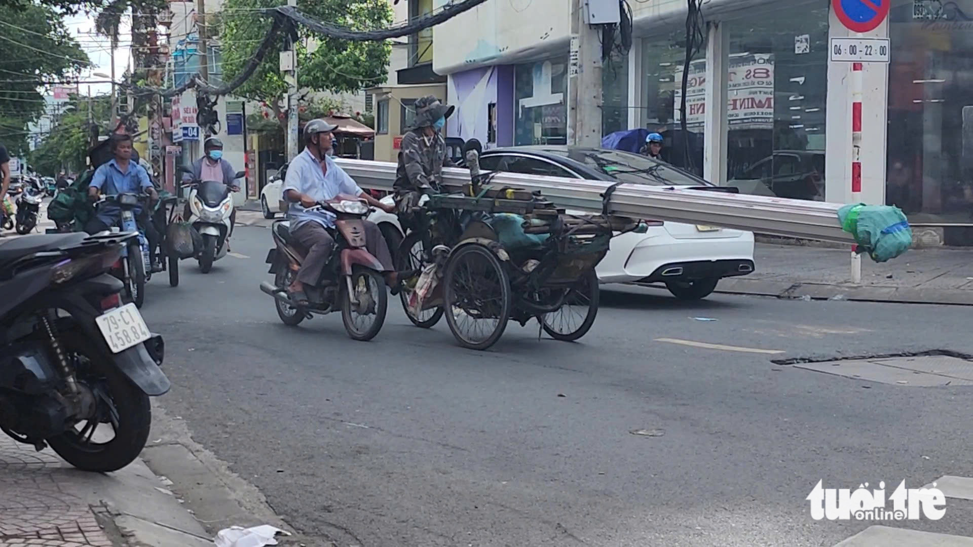 Xích lô cũng được tận dụng chở hàng hóa cồng kềnh, tiềm ẩn nguy cơ tai nạn - Ảnh: MINH HÒA