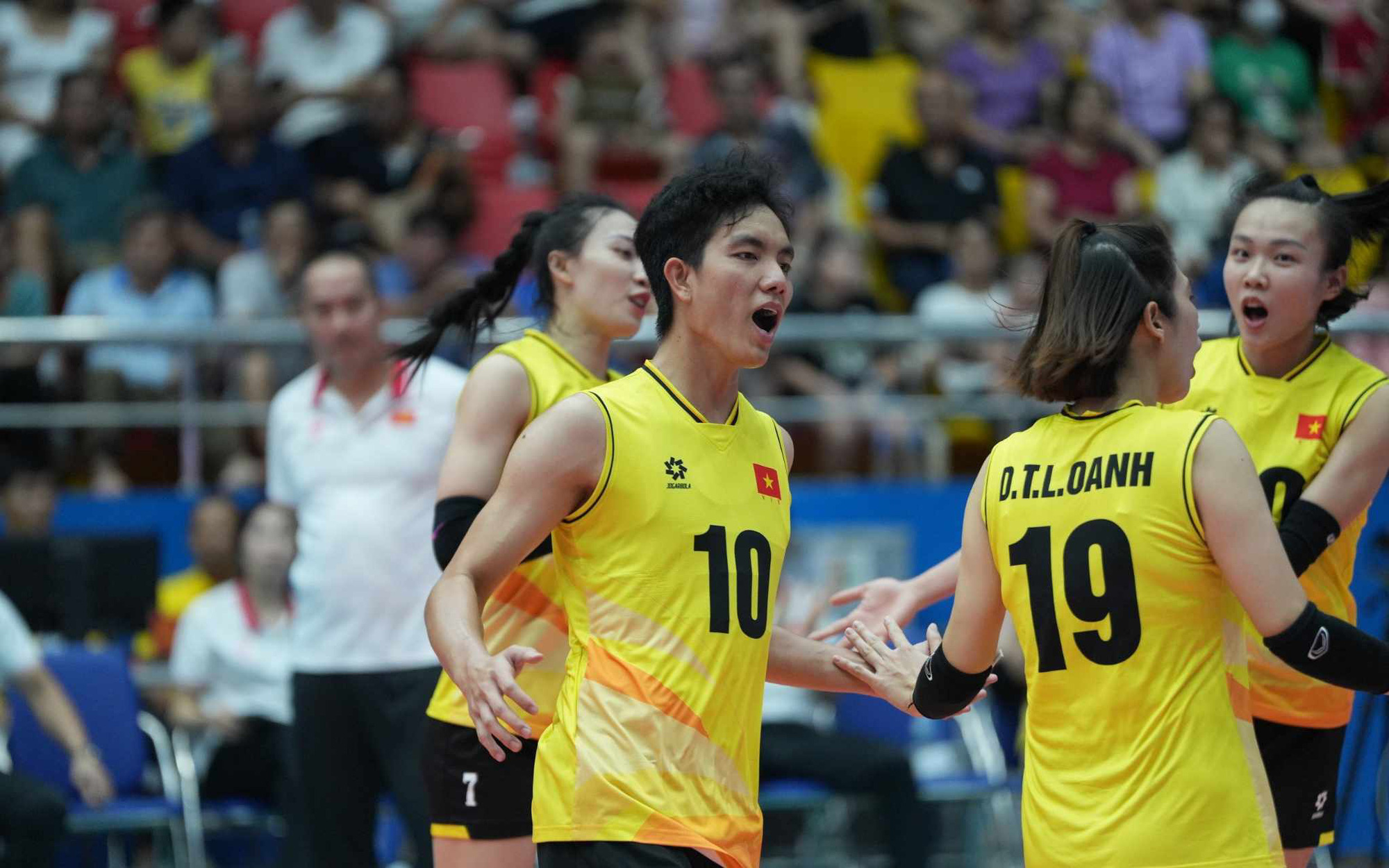 Bóng chuyền nữ Việt Nam thua đáng tiếc Thái Lan, về nhì chặng 1 SEA V-League- Ảnh 3. Bóng chuyền nữ Việt Nam thắng dễ Indonesia tại SEA V-League 2024