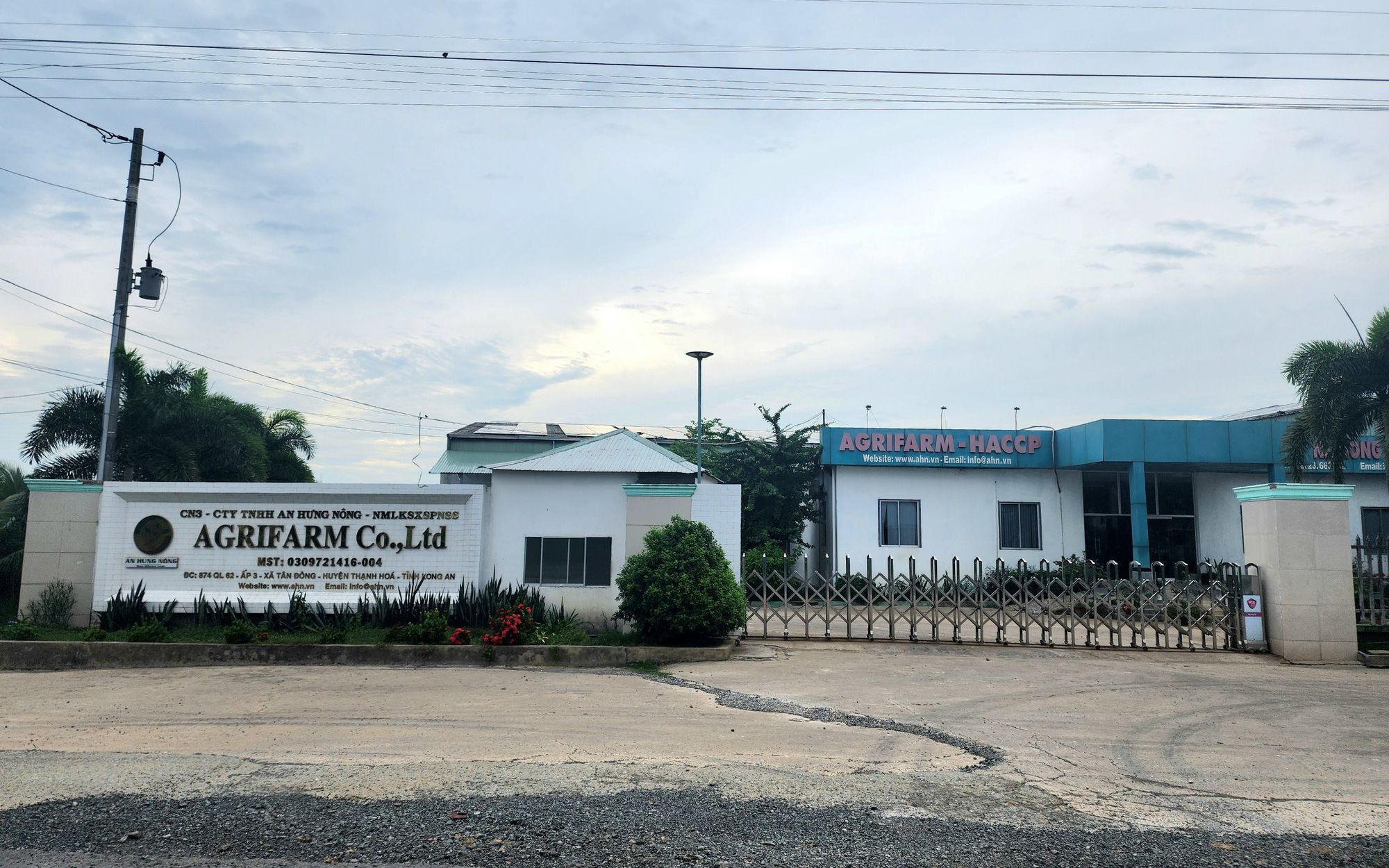 Nhà máy gạch 60 tỉ đồng sau 8 năm không làm, bị thanh tra đến xin chấm dứt luôn dự án- Ảnh 2. Khởi tố giám đốc công ty gây ô nhiễm vùng giáp ranh Long An, Tiền Giang