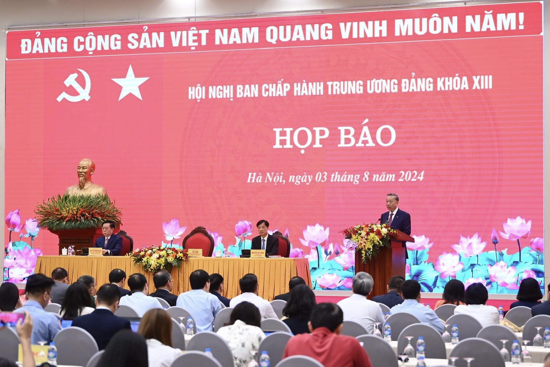 Toàn cảnh buổi họp báo - Ảnh: TIẾN TIẾN