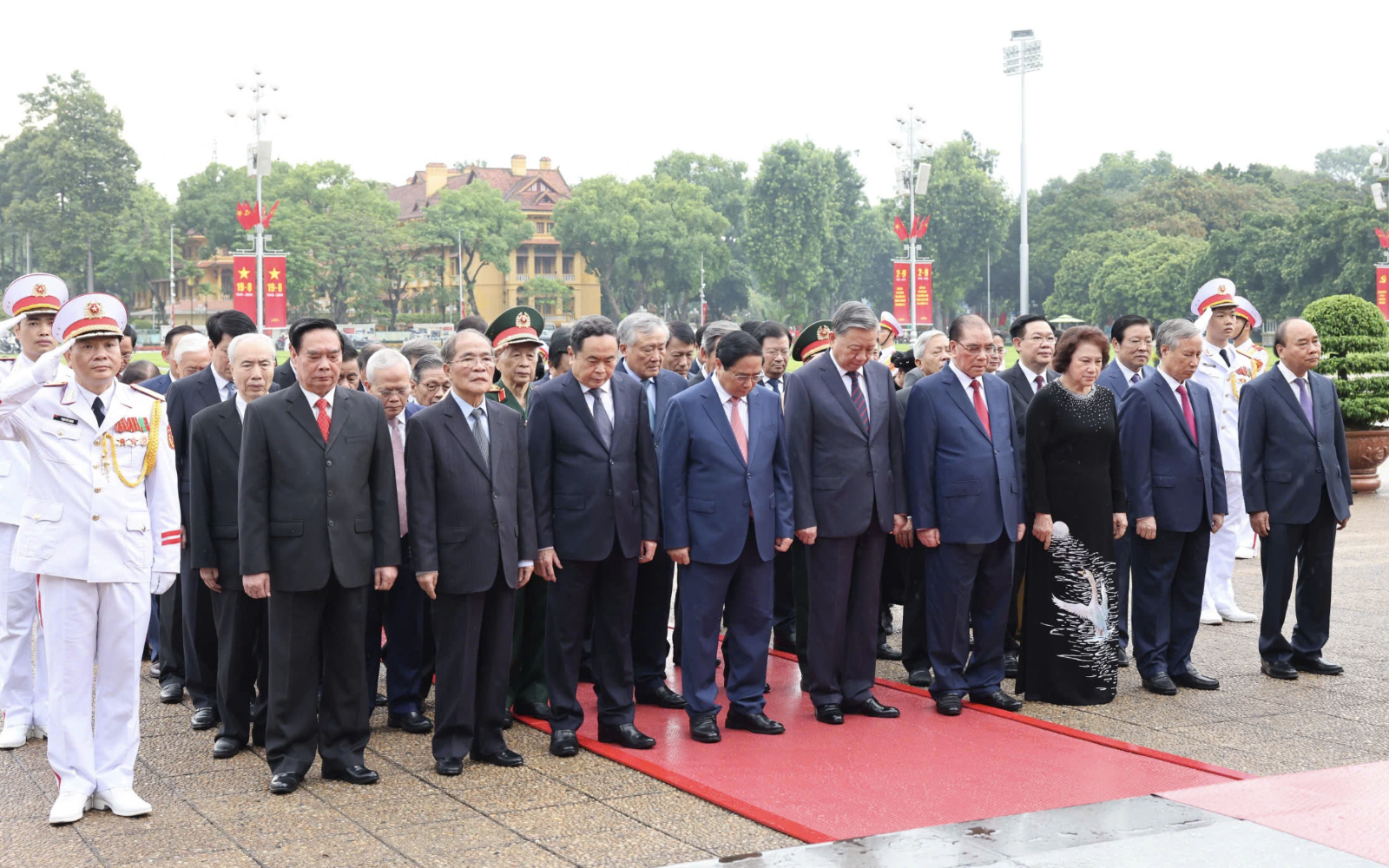 Lãnh đạo TP.HCM dâng hoa, dâng hương Chủ tịch Hồ Chí Minh - Ảnh 5.