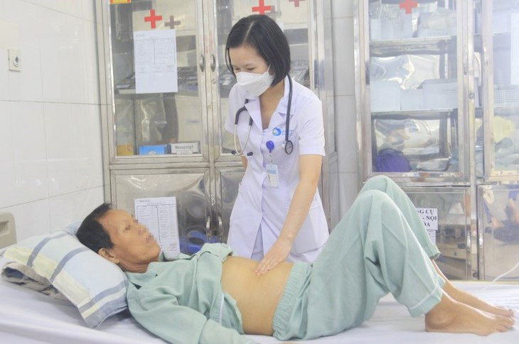 Lấy hơn 100 con giun đũa cứu bé trai 2,5 tuổi bị tắc ruột - Ảnh 2.