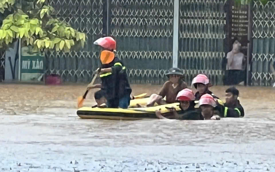 Lũ sông Hồng dâng cao, tràn vào đường phố Lào Cai - Ảnh 6.