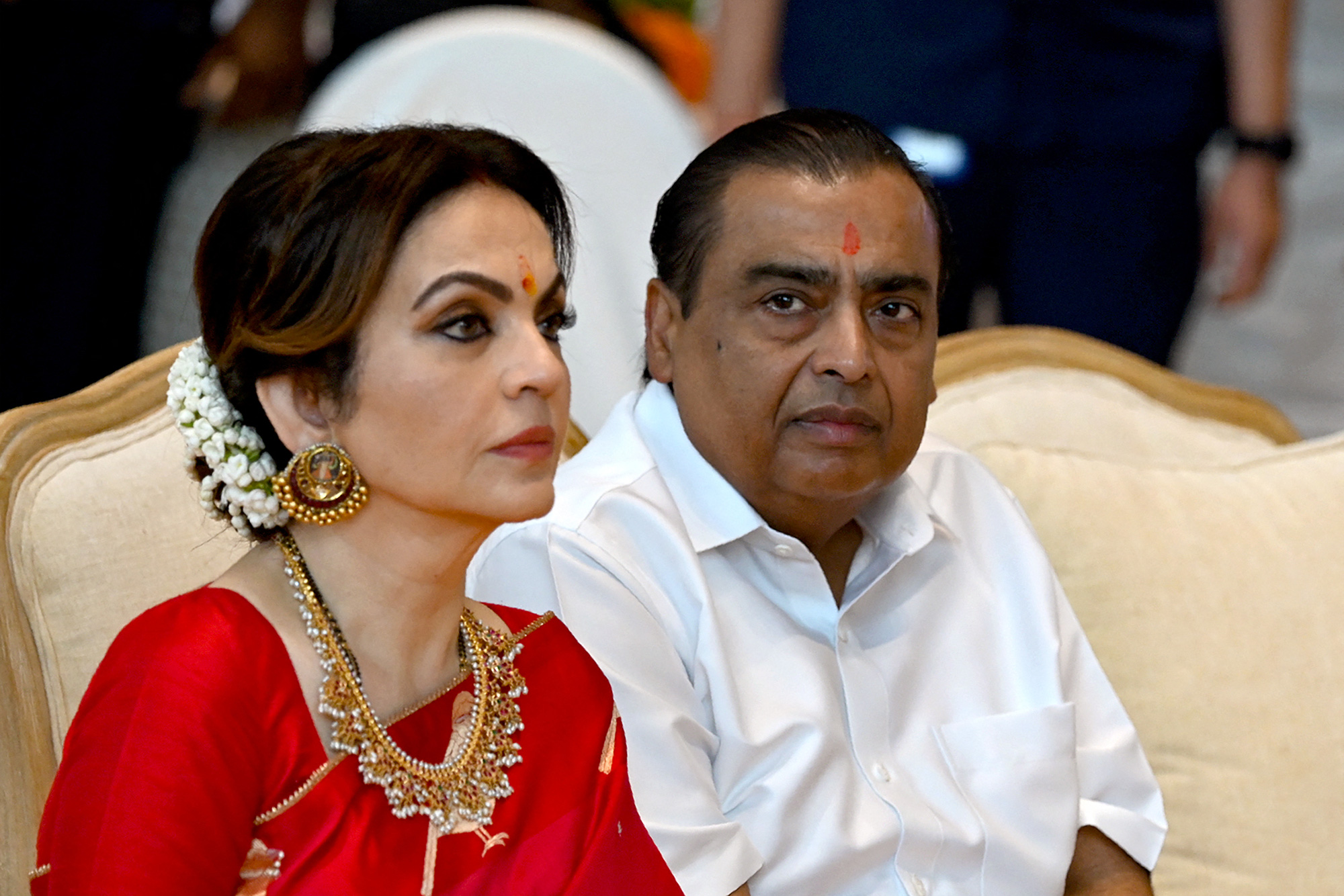 Tỉ phú Ấn Độ Mukesh Ambani mất ngôi giàu nhất châu Á - Ảnh 2.