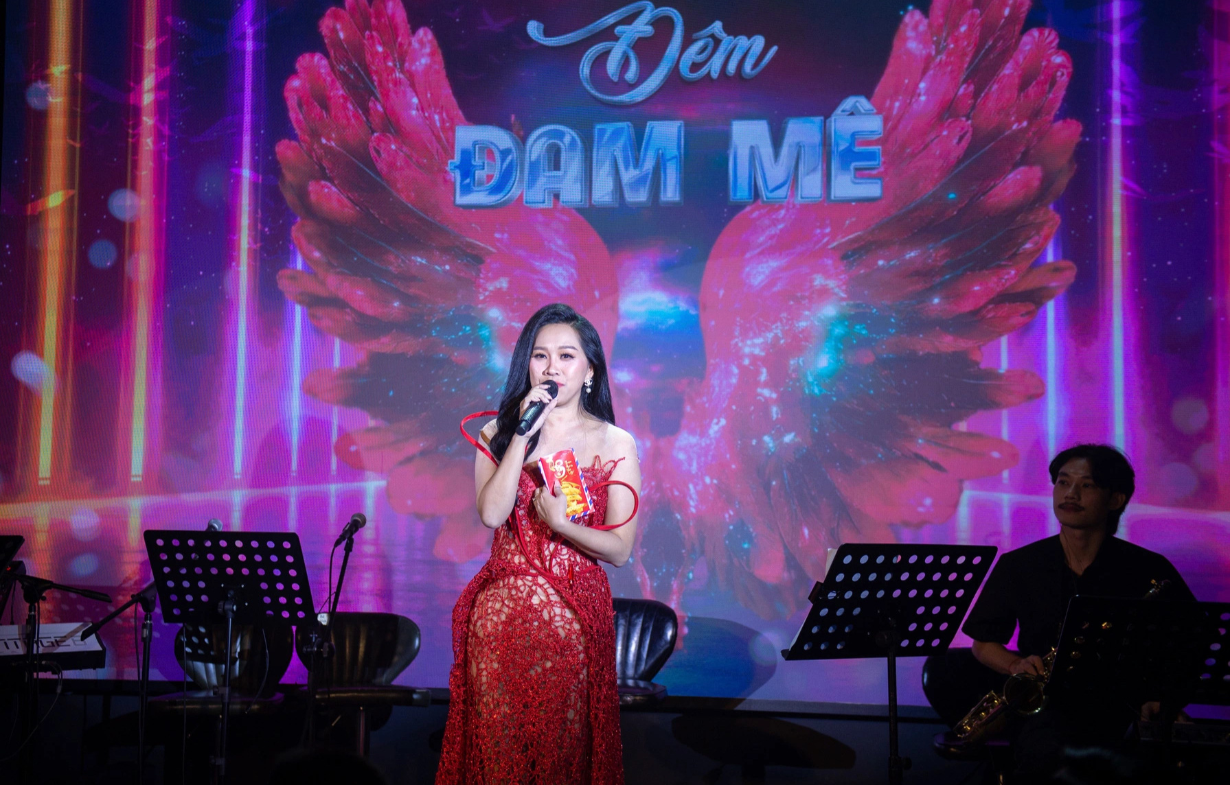 Hong Phuong recrée un duo avec Vu Linh à travers Han Mac Tu - Photo 2. Hồng Phượng tái hiện màn song ca cùng cậu Vũ Linh qua Hàn Mặc Tử - Ảnh 2.