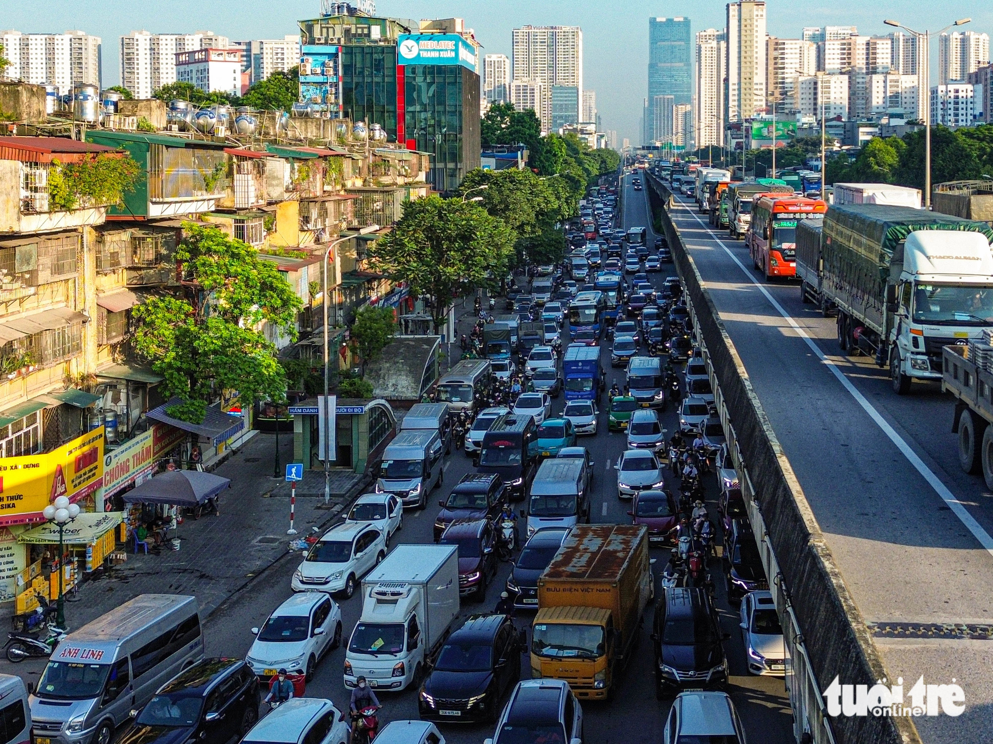 Ùn ùn rời Hà Nội nghỉ lễ, đi từ sáng sớm cũng không thoát cảnh tắc đường - Ảnh 4.