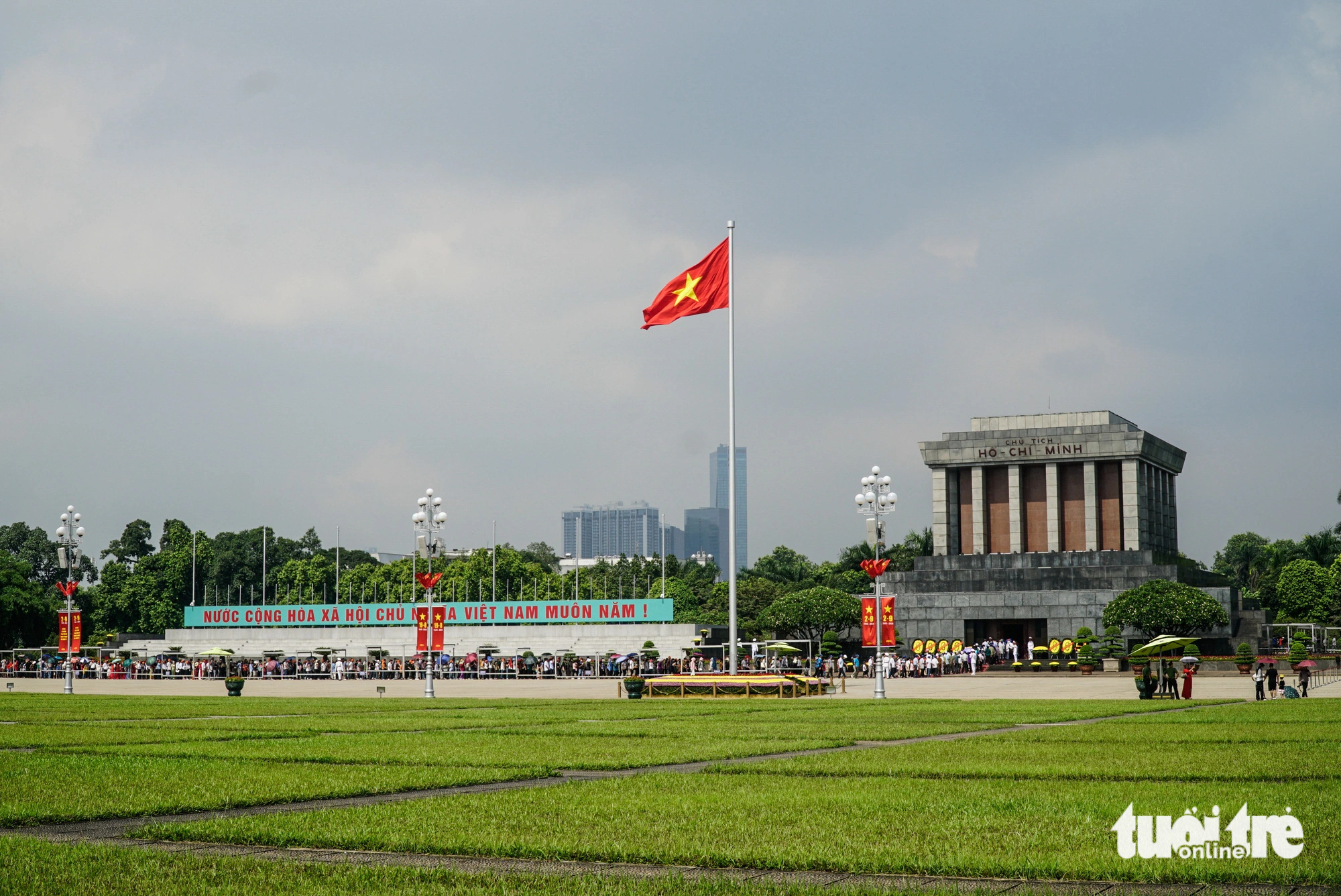មនុស្សមួយចំនួនបានប្រមូលផ្តុំគ្នានៅឯផ្នូរហូជីមិញ ដើម្បីគោរពវិញ្ញាណក្ខន្ធក្នុងឱកាសបុណ្យជាតិថ្ងៃទី 2 ខែកញ្ញា - រូបថតទី 1។ Đông đảo người dân về lăng viếng Bác Hồ dịp lễ 2-9 - Ảnh 1.