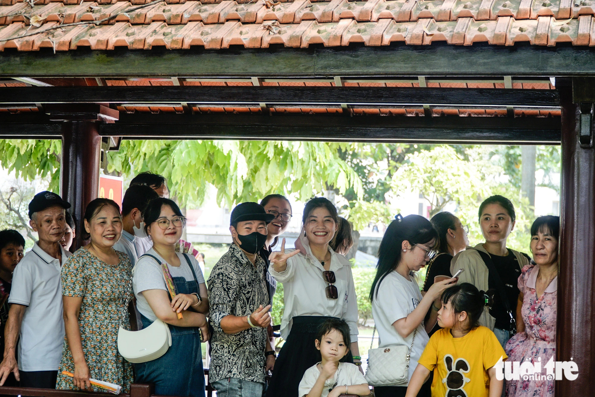 មនុស្សមួយសមុទ្របានប្រមូលផ្តុំគ្នានៅឯផ្នូរហូជីមិញដើម្បីគោរពវិញ្ញាណក្ខន្ធក្នុងឱកាសបុណ្យជាតិថ្ងៃទី 2 ខែកញ្ញា - រូបថតទី 2។ Biển người về lăng viếng Bác Hồ dịp lễ 2-9 - Ảnh 2.