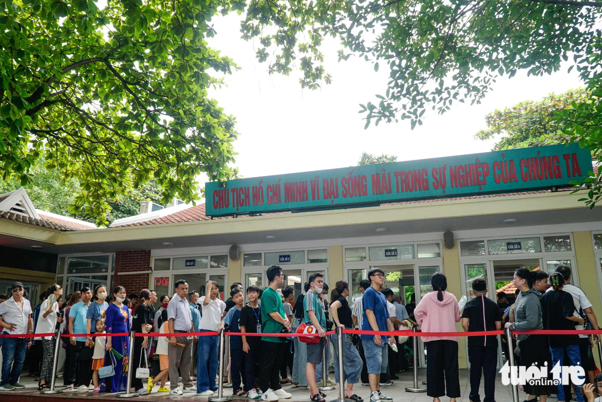 មនុស្សមួយចំនួនបានប្រមូលផ្តុំគ្នានៅឯផ្នូរហូជីមិញ ដើម្បីគោរពវិញ្ញាណក្ខន្ធក្នុងឱកាសបុណ្យជាតិថ្ងៃទី 2 ខែកញ្ញា - រូបថតទី 3។ Biển người về lăng viếng Bác Hồ dịp lễ 2-9 - Ảnh 3.