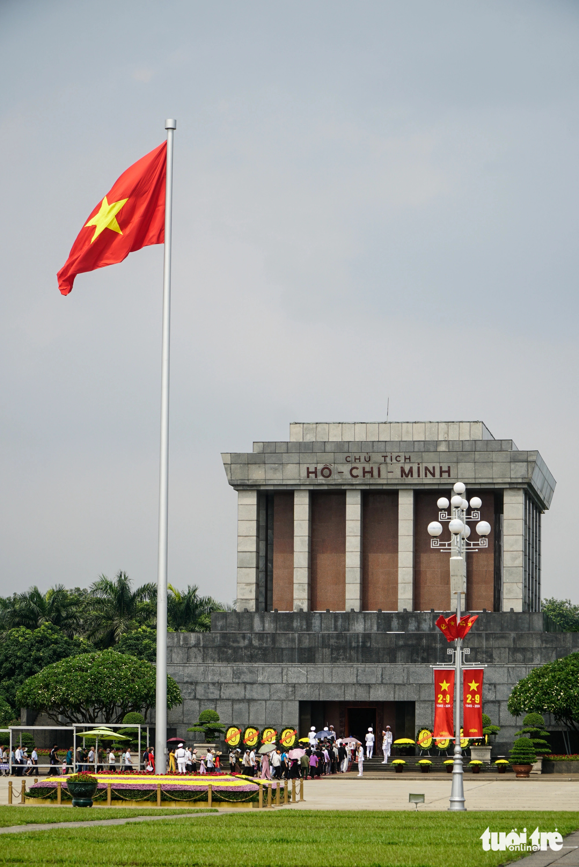 មនុស្សមួយចំនួនបានប្រមូលផ្តុំគ្នានៅឯផ្នូរហូជីមិញ ដើម្បីគោរពវិញ្ញាណក្ខន្ធក្នុងឱកាសបុណ្យជាតិលើកទី២ ខែកញ្ញា - រូបថតទី៤។ Biển người về lăng viếng Bác Hồ dịp lễ 2-9 - Ảnh 4.