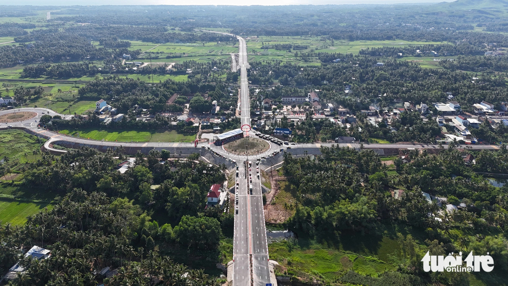 Khánh thành đường kết nối cao tốc Bắc - Nam với trục ven biển Bình Định - Ảnh 2.