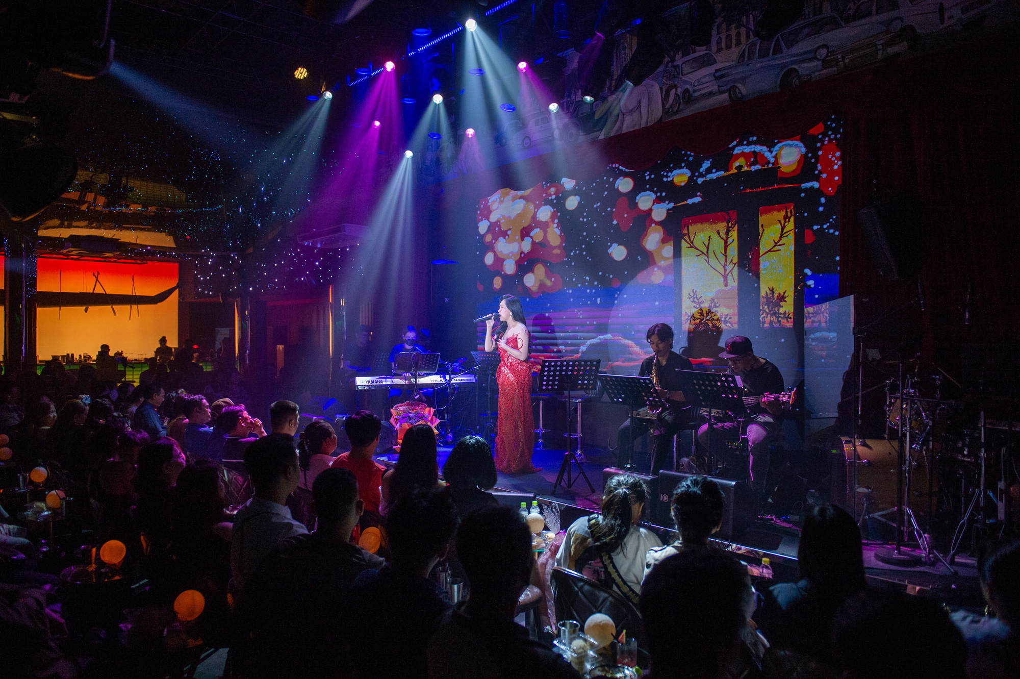 Hong Phuong recrée un duo avec Vu Linh à travers Han Mac Tu - Photo 1. Hồng Phượng tái hiện màn song ca cùng cậu Vũ Linh qua Hàn Mặc Tử - Ảnh 1.