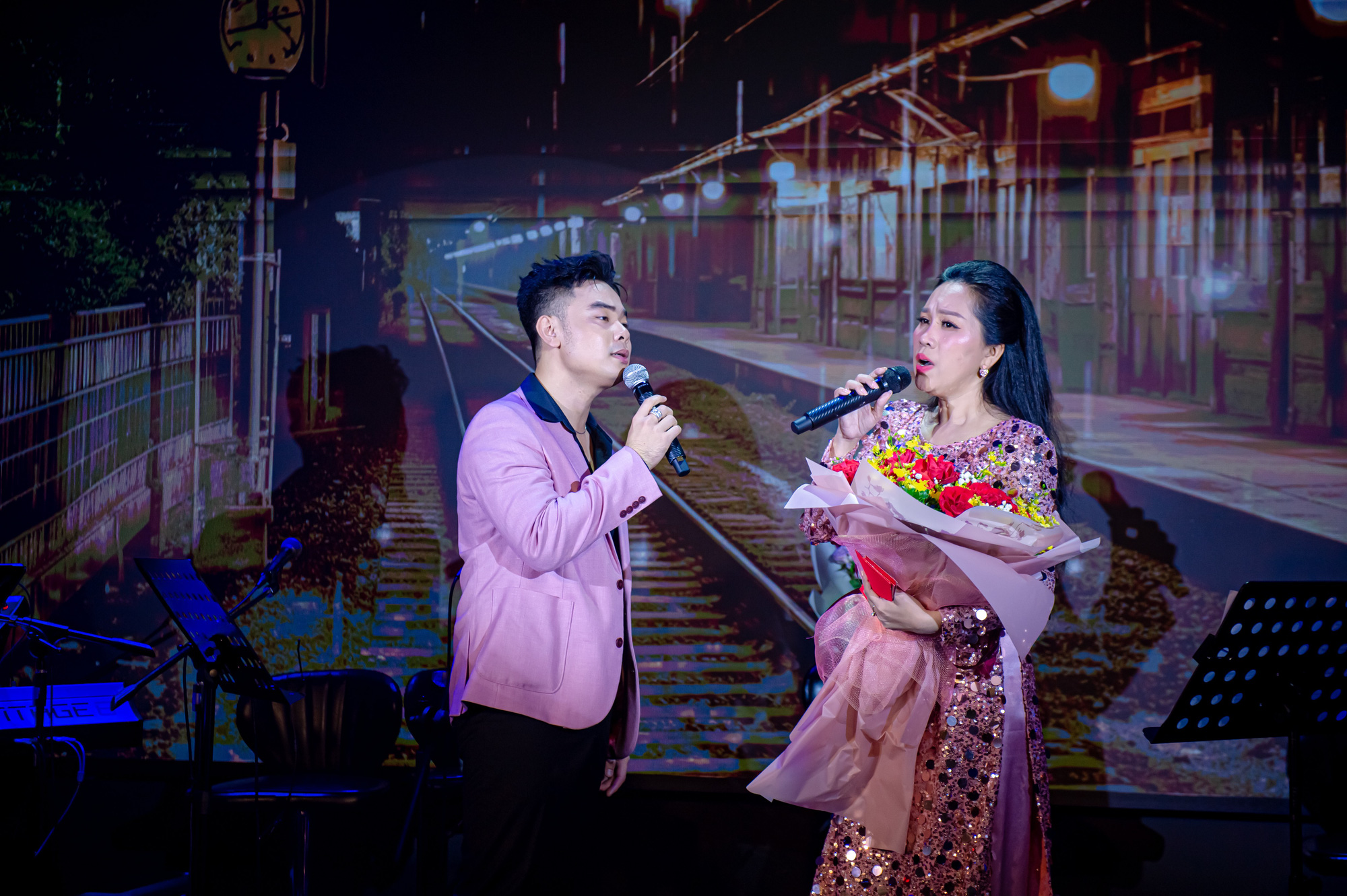 Hong Phuong recrée un duo avec Vu Linh à travers la chanson Han Mac Tu - Photo 3. Hồng Phượng tái hiện màn song ca cùng cậu Vũ Linh qua Hàn Mặc Tử - Ảnh 3.