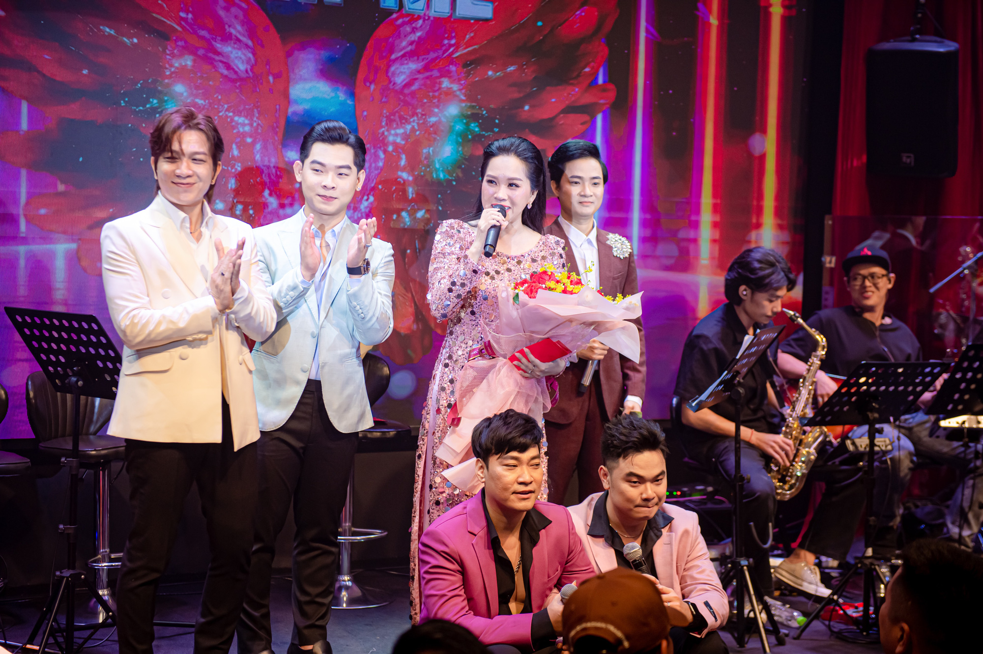 Hong Phuong recrée un duo avec Vu Linh à travers la chanson Han Mac Tu - Photo 4. Hồng Phượng tái hiện màn song ca cùng cậu Vũ Linh qua Hàn Mặc Tử - Ảnh 4.