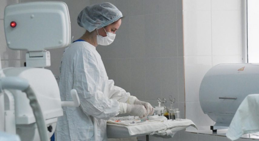 Hà Lan lo sợ lây lan 'siêu vi khuẩn' kháng thuốc từ binh lính Ukraine- Ảnh 1. Một nhân viên y tế đang chuẩn bị dụng cụ tại một cơ sở y tế ở Lugansk - Ảnh: Sputnik