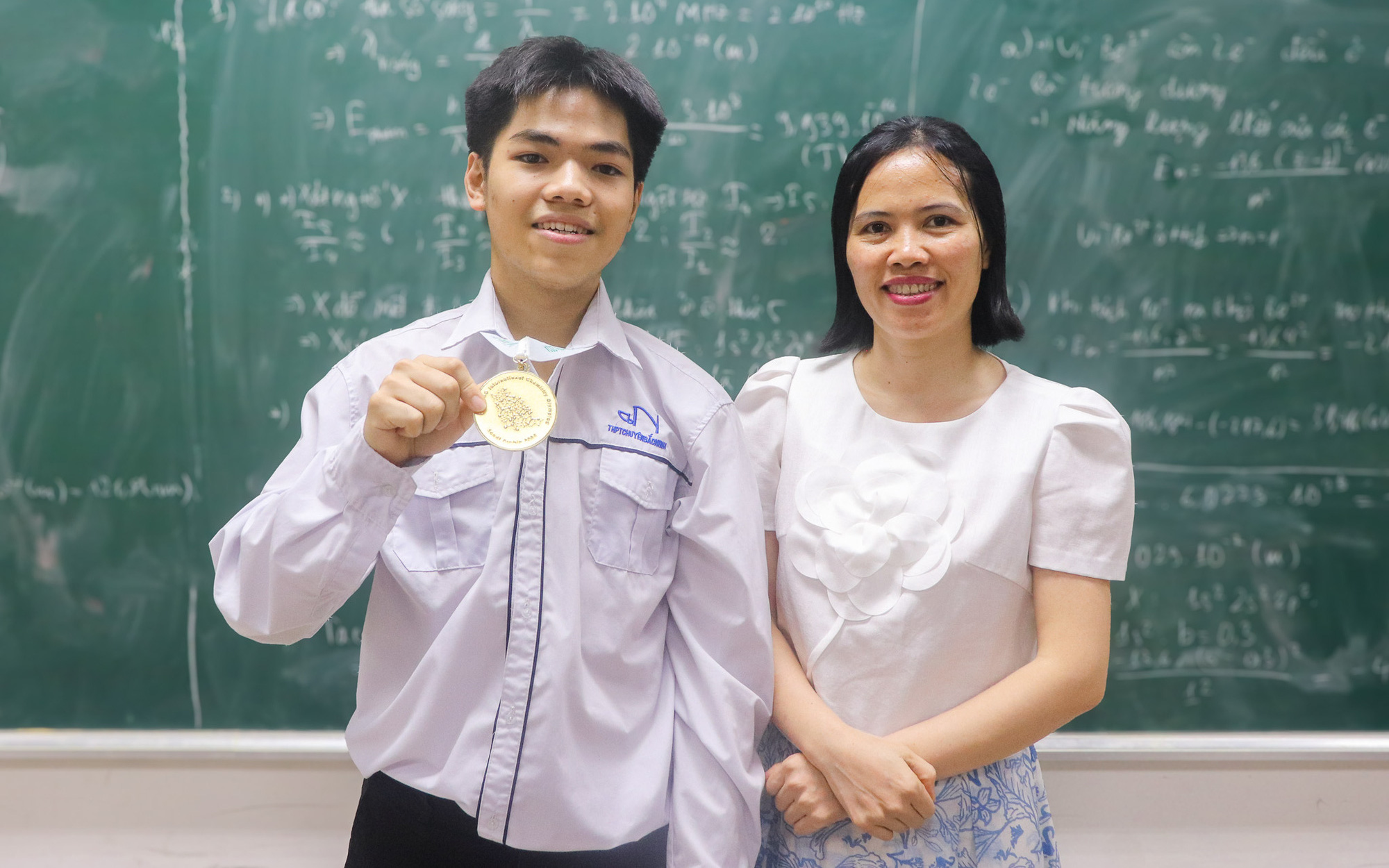 Bắc Ninh thưởng gần 5,2 tỉ đồng cho học sinh, giáo viên giỏi- Ảnh 3. Bắc Ninh thưởng gần 5,2 tỉ đồng cho học sinh, giáo viên giỏi- Ảnh 3.