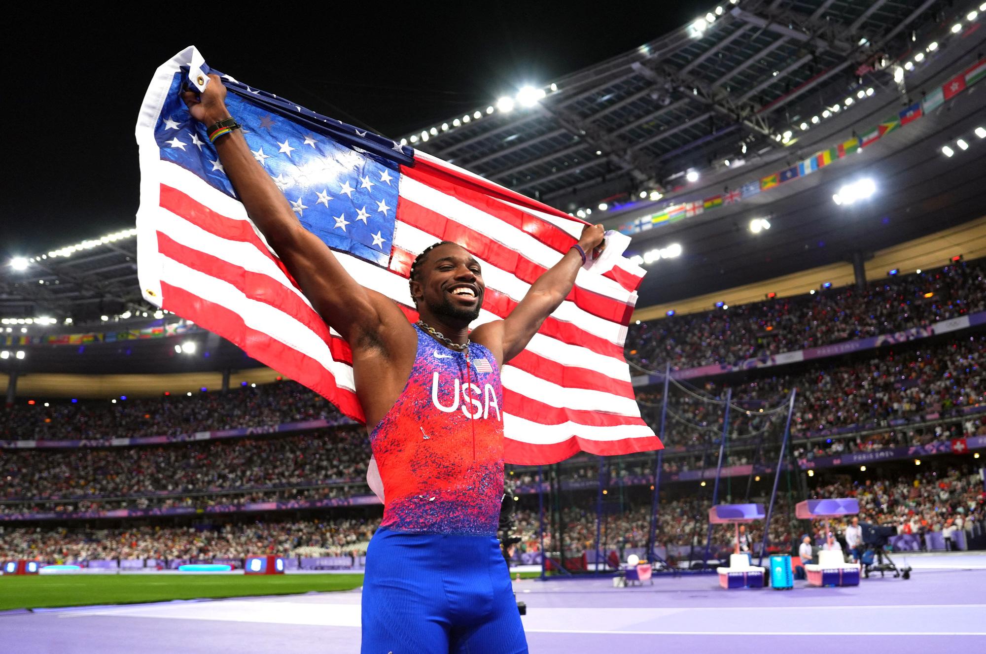 Noah Lyles hạnh phúc khi giành HCV ở nội dung danh giá nhất của điền kinh Olympic là cự ly 100m nam - Ảnh: REUTERS