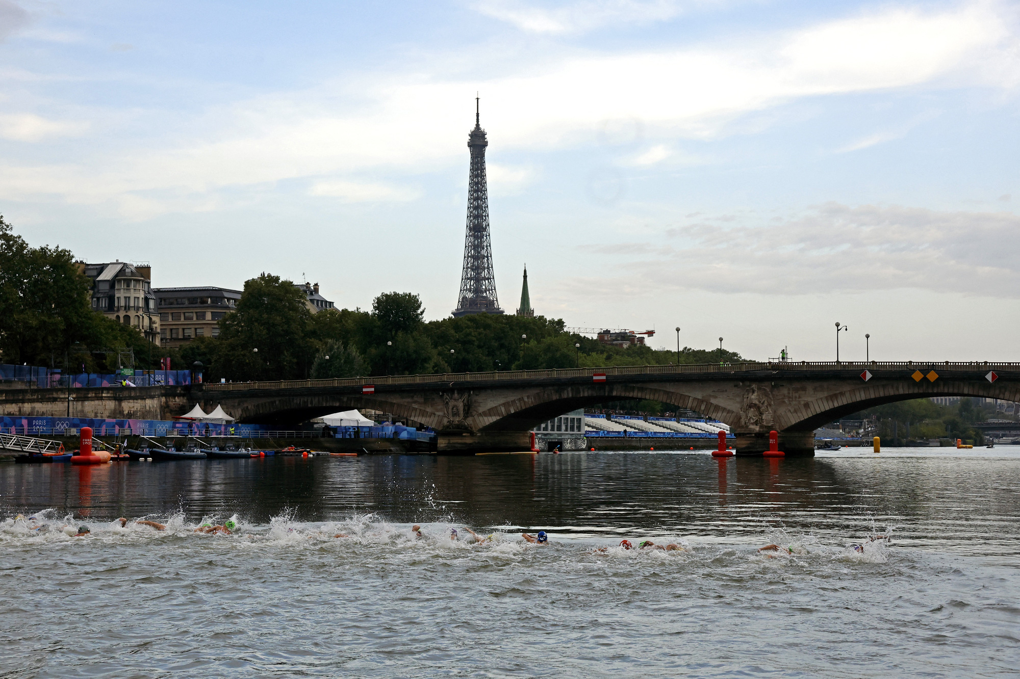 Sông Seine luôn bị nghi ngờ về chất lượng nước kể từ khi bắt đầu Olympic 2024 - Ảnh: REUTERS