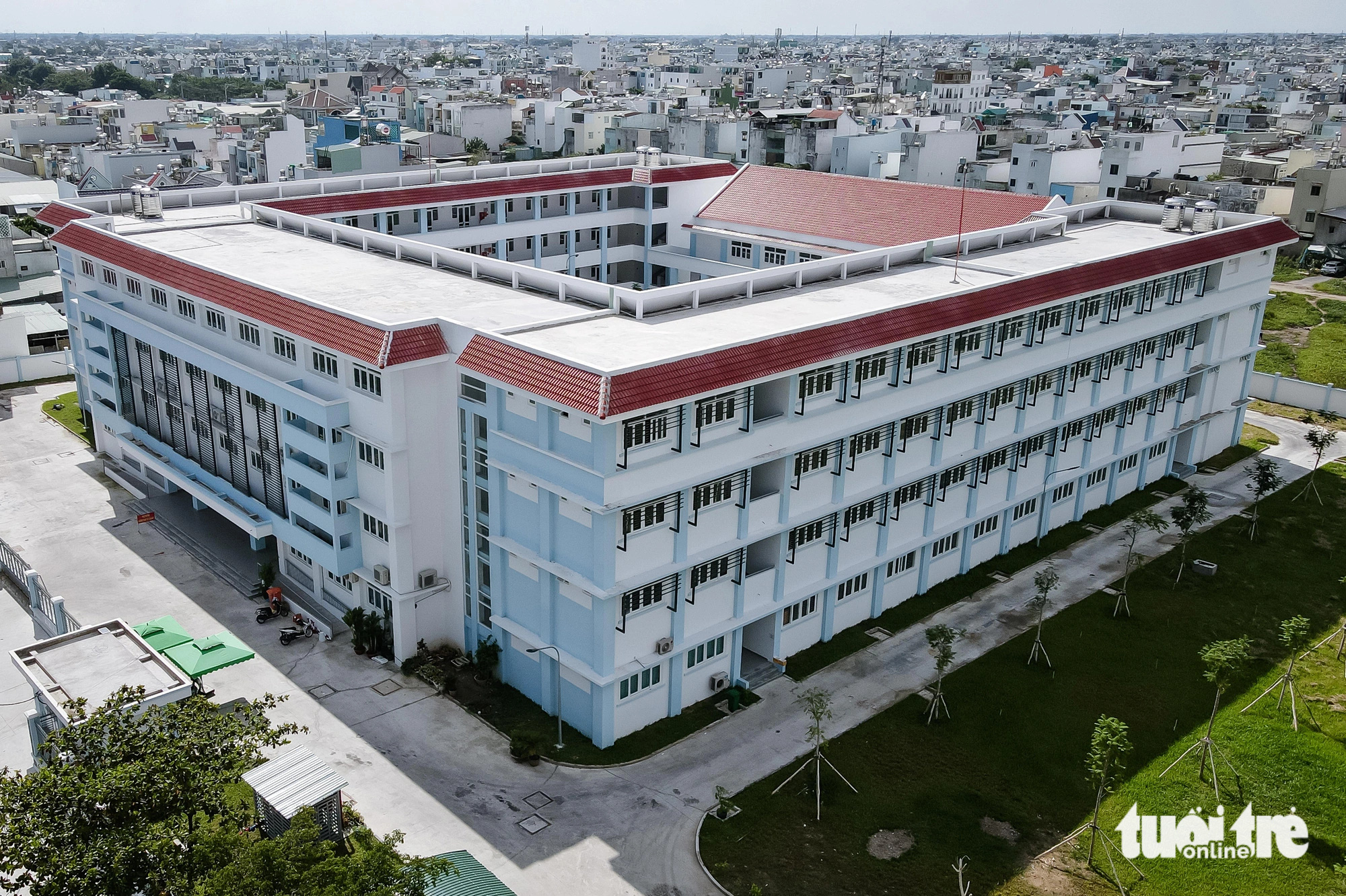 Trường tiểu học Hoàng Văn Thụ (phường Bình Hưng Hòa B) có 30 phòng học, tổng vốn đầu tư hơn 172 tỉ đồng. Trường dự kiến tiếp nhận khoảng 1.050 học sinh, gồm học sinh ở phường Bình Hưng Hòa B và các phường lân cận - Ảnh: PHƯƠNG NHI