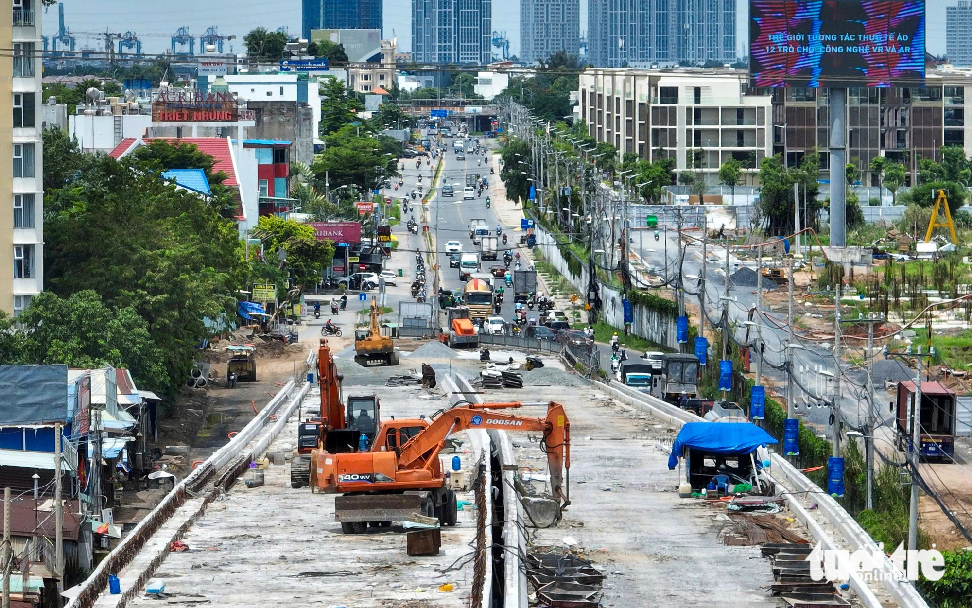 Đối với dự án mở rộng đường Đỗ Xuân Hợp (đoạn từ cầu Nam Lý đến đường Nguyễn Duy Trinh), TP Thủ Đức ban đầu có vốn đầu tư 528 tỉ đồng, thực hiện từ năm 2019-2021, được điều chỉnh tăng lên hơn 868 tỉ đồng, thực hiện từ 2017-2025. Quy mô dự án dài 1,8km, rộng 30m - Ảnh: CHÂU TUẤN