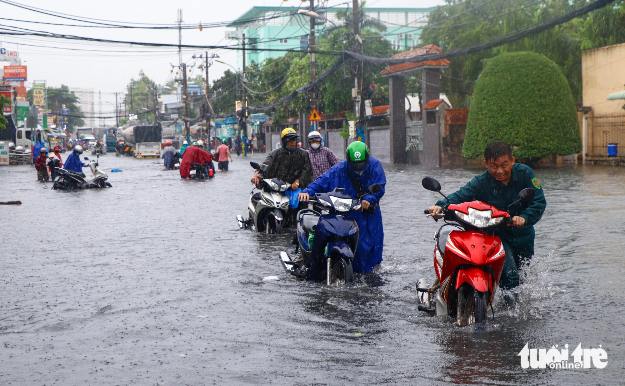 Dự án đã khởi công các gói thầu từ tháng 9-2018, nhưng đến nay mới triển khai mở rộng đoạn từ nút giao cao tốc TP.HCM - Long Thành - Dầu Giây đến cầu Nam Lý dài khoảng 1,4km nhưng còn dang dở. Trong khi đó, đoạn từ cầu Nam Lý ra đường Võ Nguyên Giáp thường xuyên bị ngập nước và kẹt xe cũng được người dân trông chờ sớm có dự án xây dựng nâng cấp - Ảnh: CHÂU TUẤN