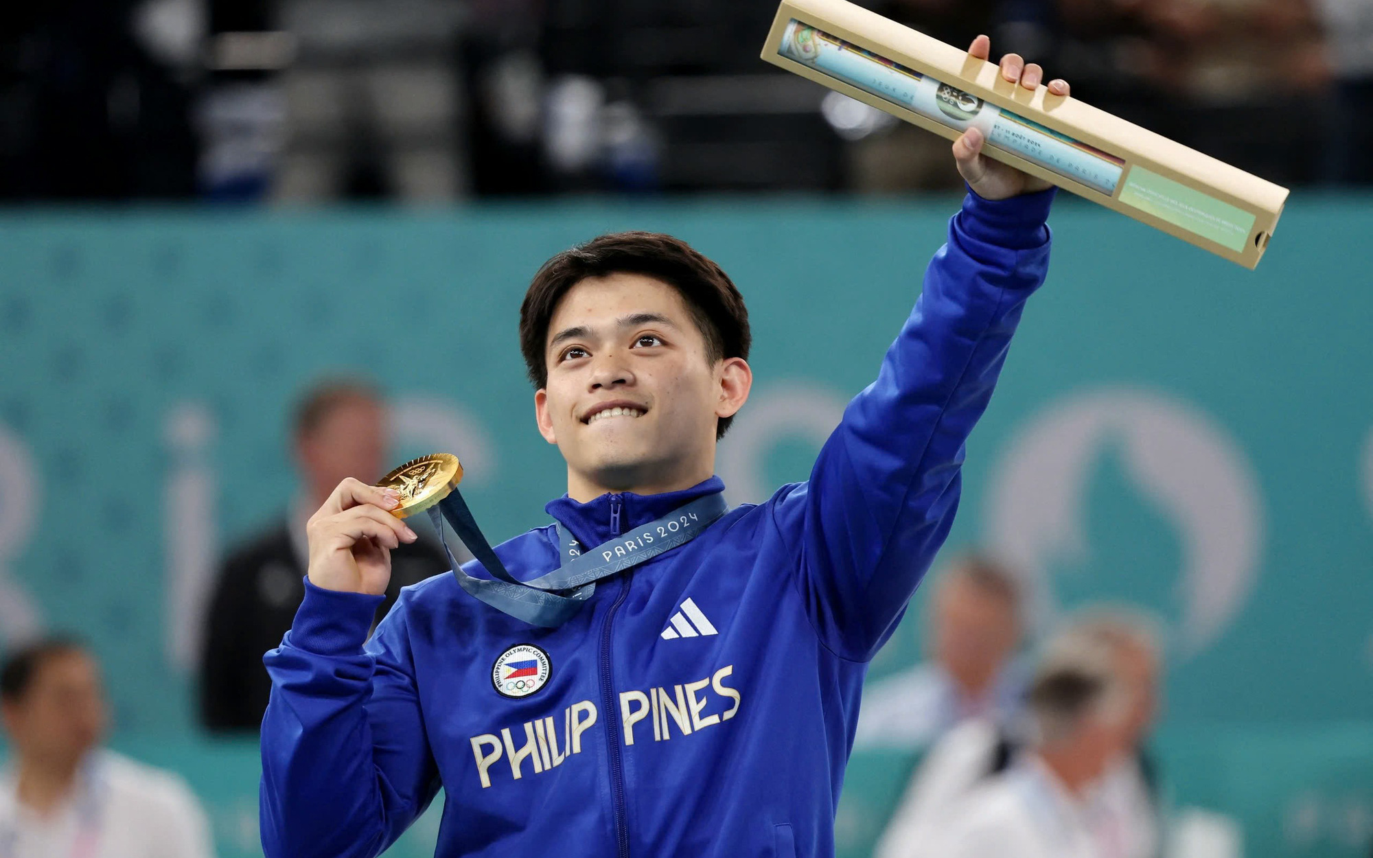 Philippines đã đào tạo tài năng Carlos Yulo như thế nào?- Ảnh 5. Huy chương vàng Olympic người Philippines Carlos Yulo được tặng nhà cao cấp
