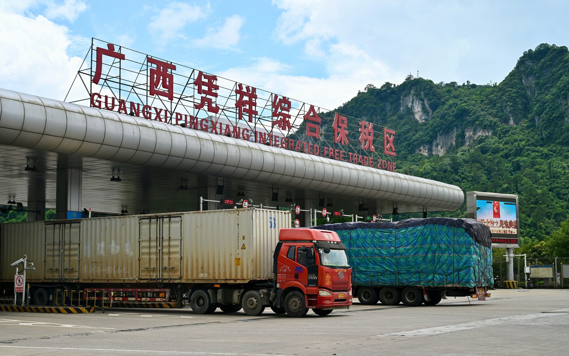 Lý do hàng Trung Quốc giao thần tốc: Cạnh tranh khâu phân loại tính bằng giây- Ảnh 5. Lý do hàng Trung Quốc giao thần tốc: Cạnh tranh khâu phân loại tính bằng giây- Ảnh 5.