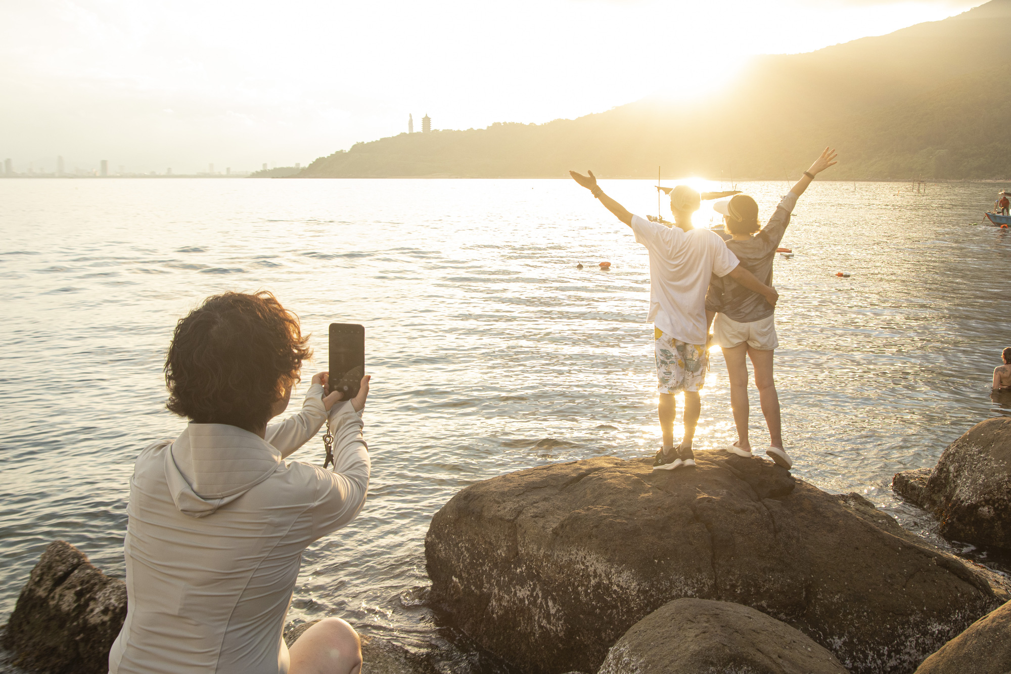 Giới trẻ Đà Nẵng đổ xô đến ghềnh đá ở bán đảo Sơn Trà check-in, ngắm hoàng hôn- Ảnh 4. Nhiều người tranh thủ lưu lại những khoảnh khắc đẹp