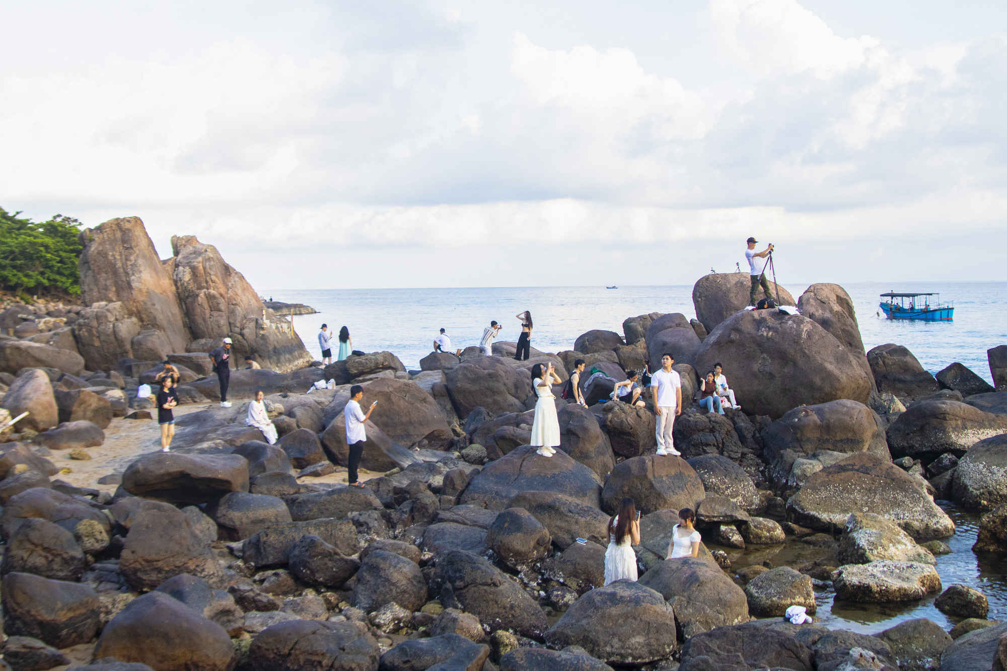 Giới trẻ Đà Nẵng đổ xô đến ghềnh đá ở bán đảo Sơn Trà check-in, ngắm hoàng hôn- Ảnh 3. Đông đảo giới trẻ đến check-in tại các ghềnh đá