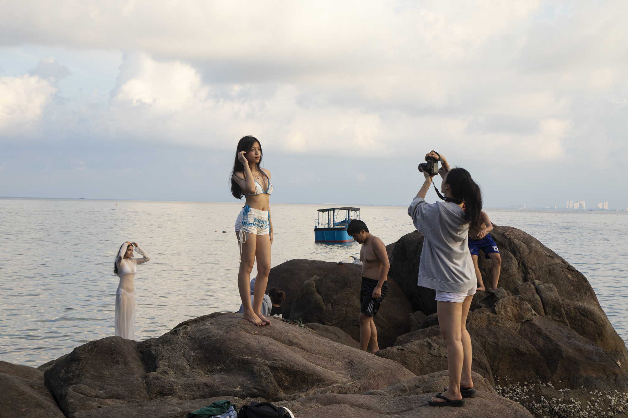 Giới trẻ Đà Nẵng đổ xô đến ghềnh đá ở bán đảo Sơn Trà check-in, ngắm hoàng hôn- Ảnh 5. Bãi Đa là địa điểm thu hút nam thanh, nữ tú ở Đà Nẵng đến thả dáng check-in