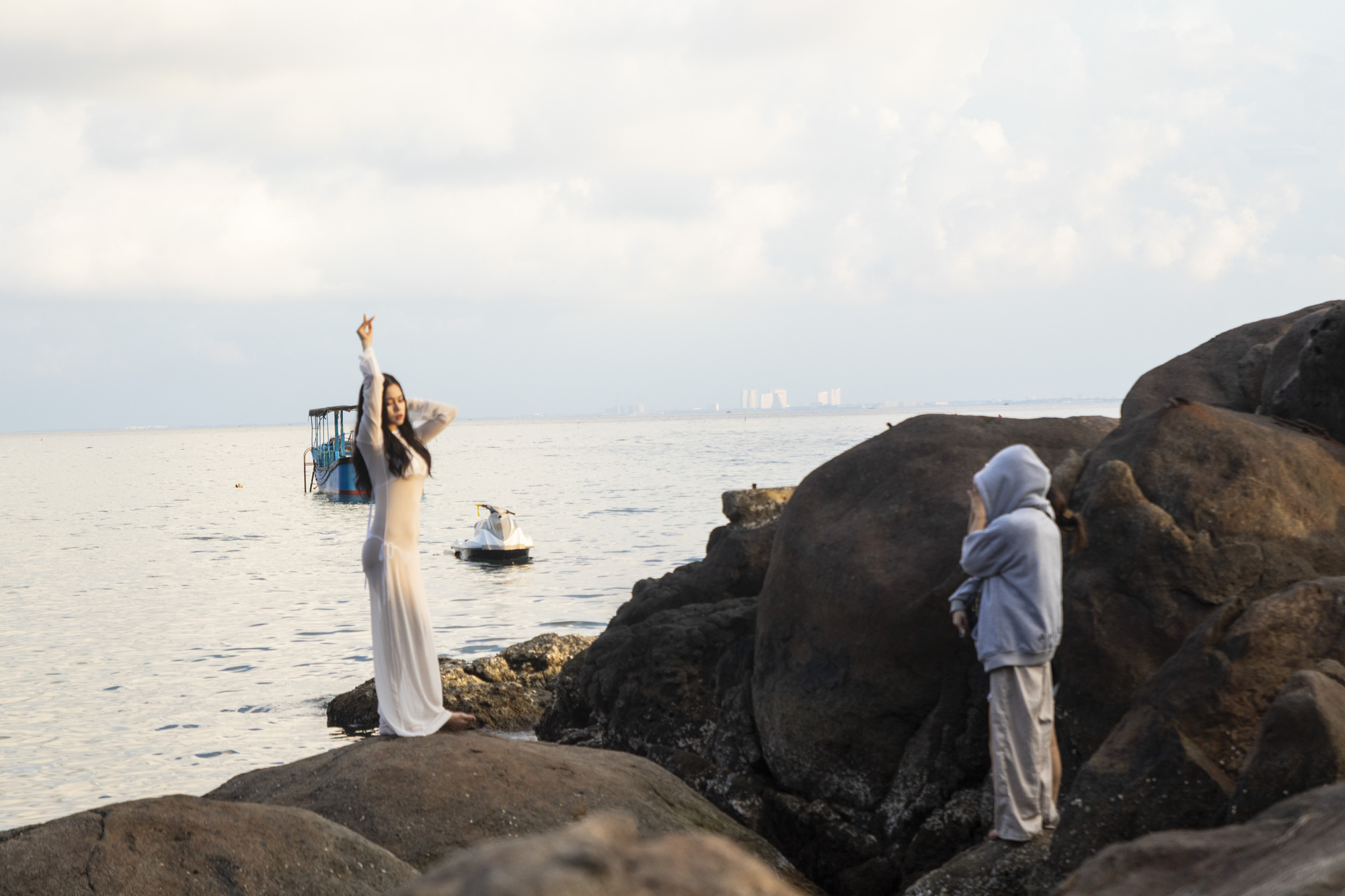 Giới trẻ Đà Nẵng đổ xô đến ghềnh đá ở bán đảo Sơn Trà check-in, ngắm hoàng hôn- Ảnh 7. Bãi Đa thu hút cộng đồng mạng ở Đà Nẵng thời gian gần đây