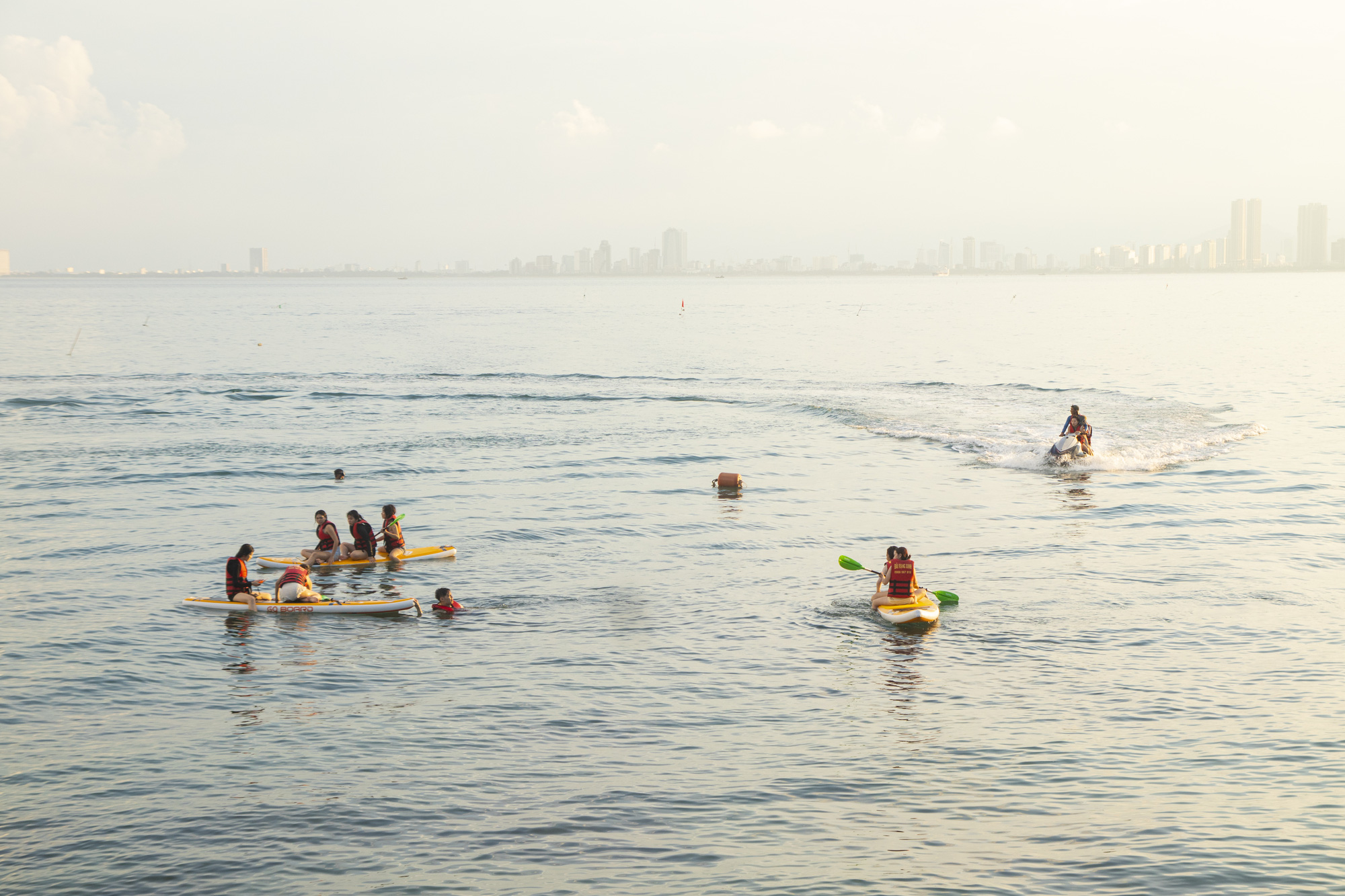 Giới trẻ Đà Nẵng đổ xô đến ghềnh đá ở bán đảo Sơn Trà check-in, ngắm hoàng hôn- Ảnh 6. Các dịch vụ ăn theo như chèo sup cũng nở rộ