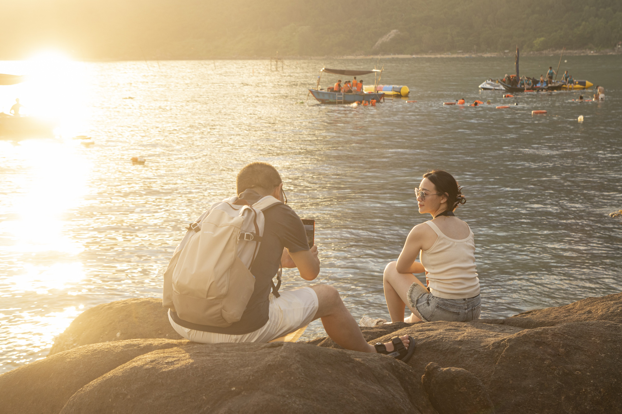 Giới trẻ Đà Nẵng đổ xô đến ghềnh đá ở bán đảo Sơn Trà check-in, ngắm hoàng hôn- Ảnh 2. Không ít người phải trầm trồ với vẻ đẹp thiên nhiên kỳ ảo ở bãi Đa
