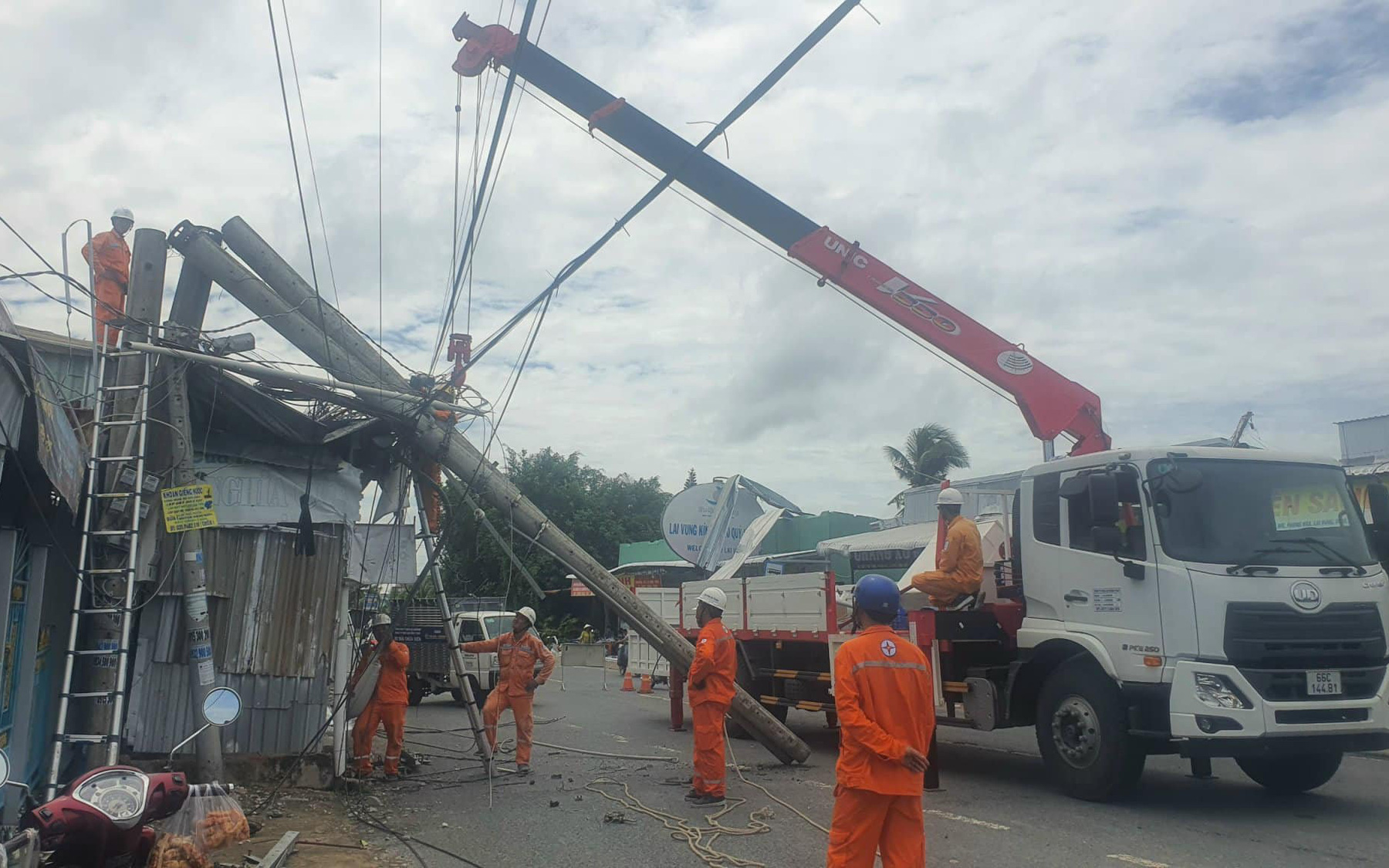 Thời tiết hôm nay 10-8: Nam Bộ sáng nắng chiều mưa; Bắc Bộ ngày nắng, đêm mưa to- Ảnh 2. Ngành Điện miền Nam khắc phục sự cố do mưa bão