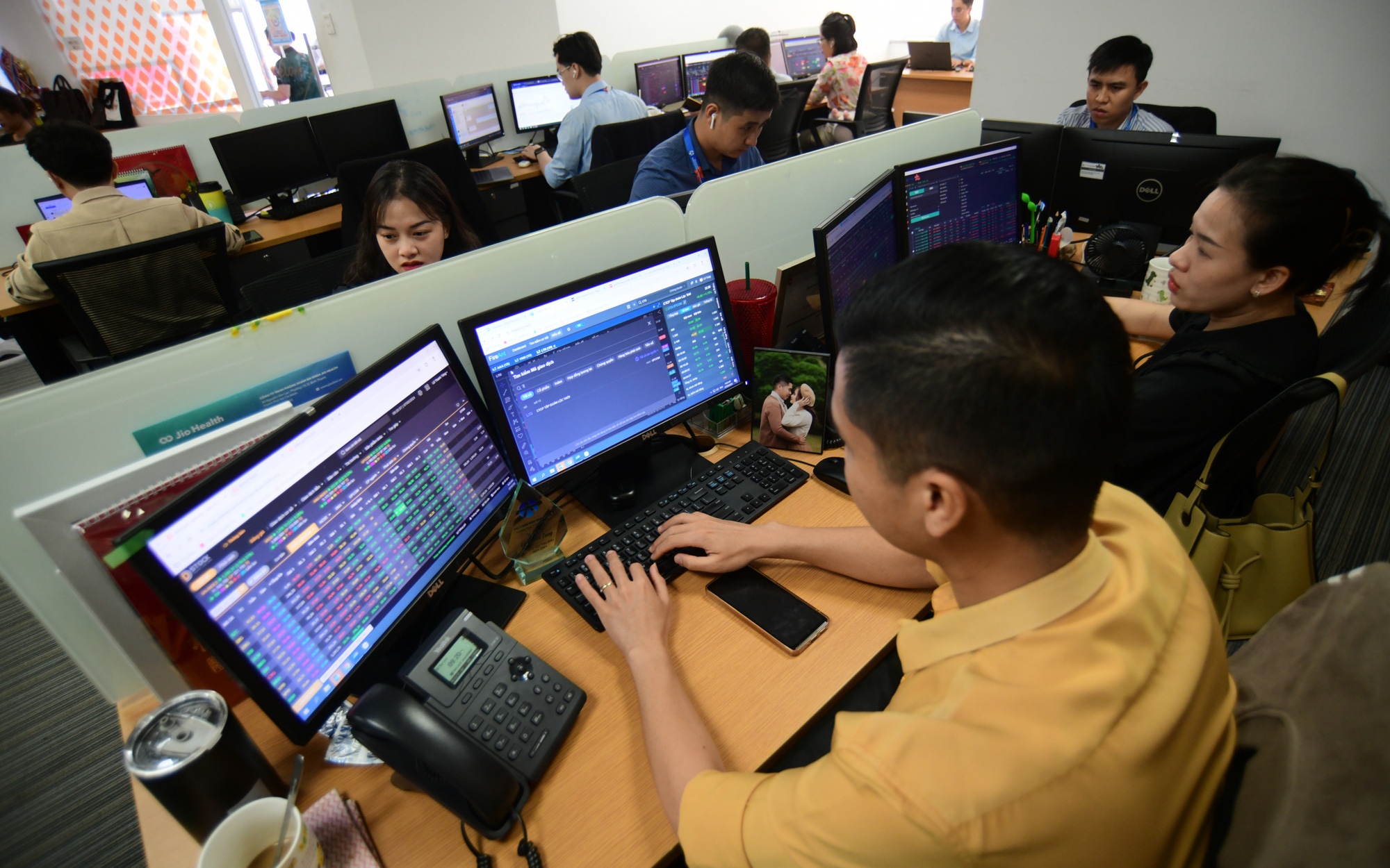 Chứng khoán châu Á phục hồi sau ngày bán tháo toàn cầu- Ảnh 3. Chứng khoán gây sốc, vừa mở cửa đã rơi tự do, sắc đỏ bao trùm