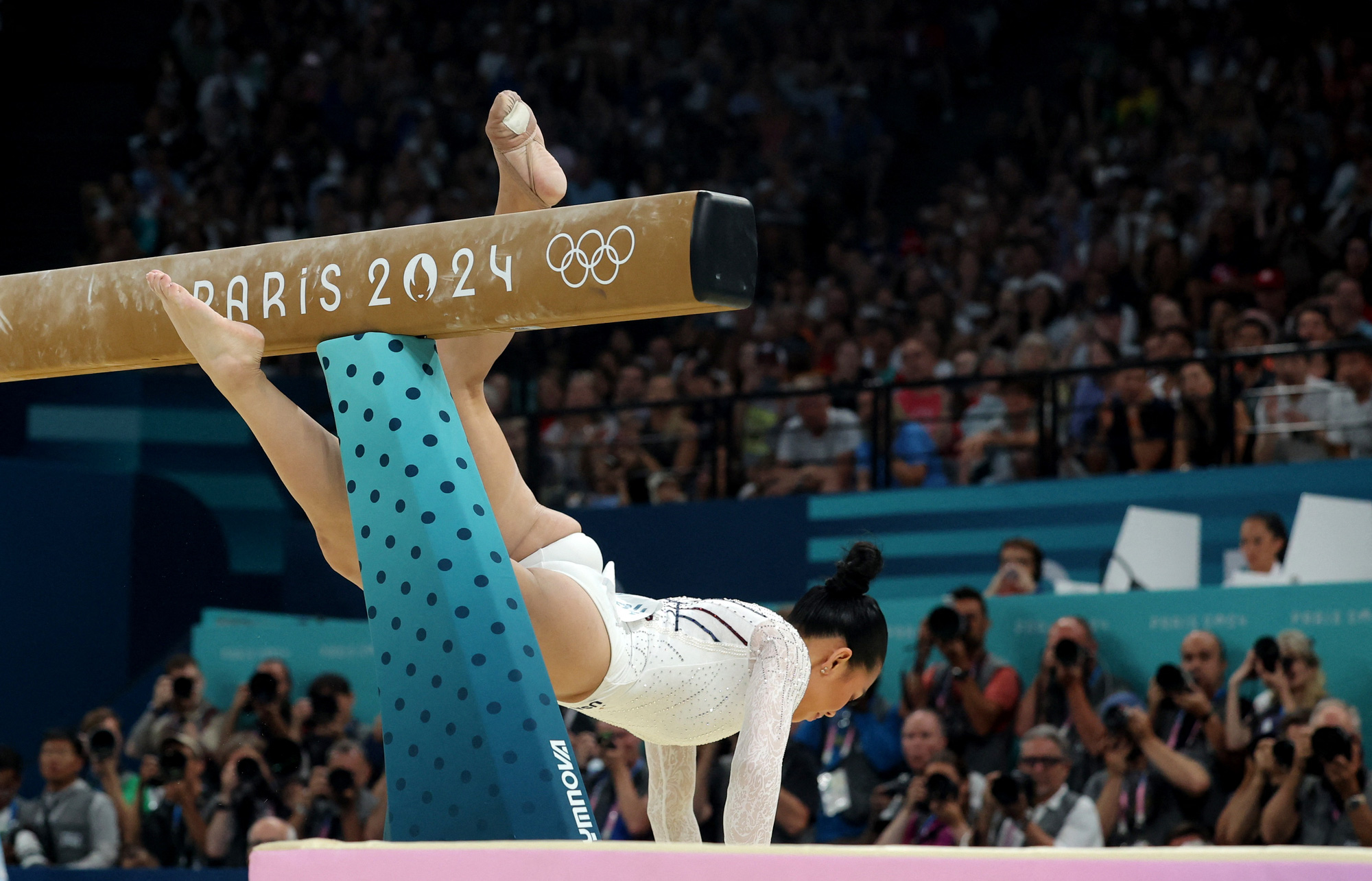 Simone Biles liên tục té ngã, Mỹ mất huy chương tại Olympic 2024- Ảnh 8.