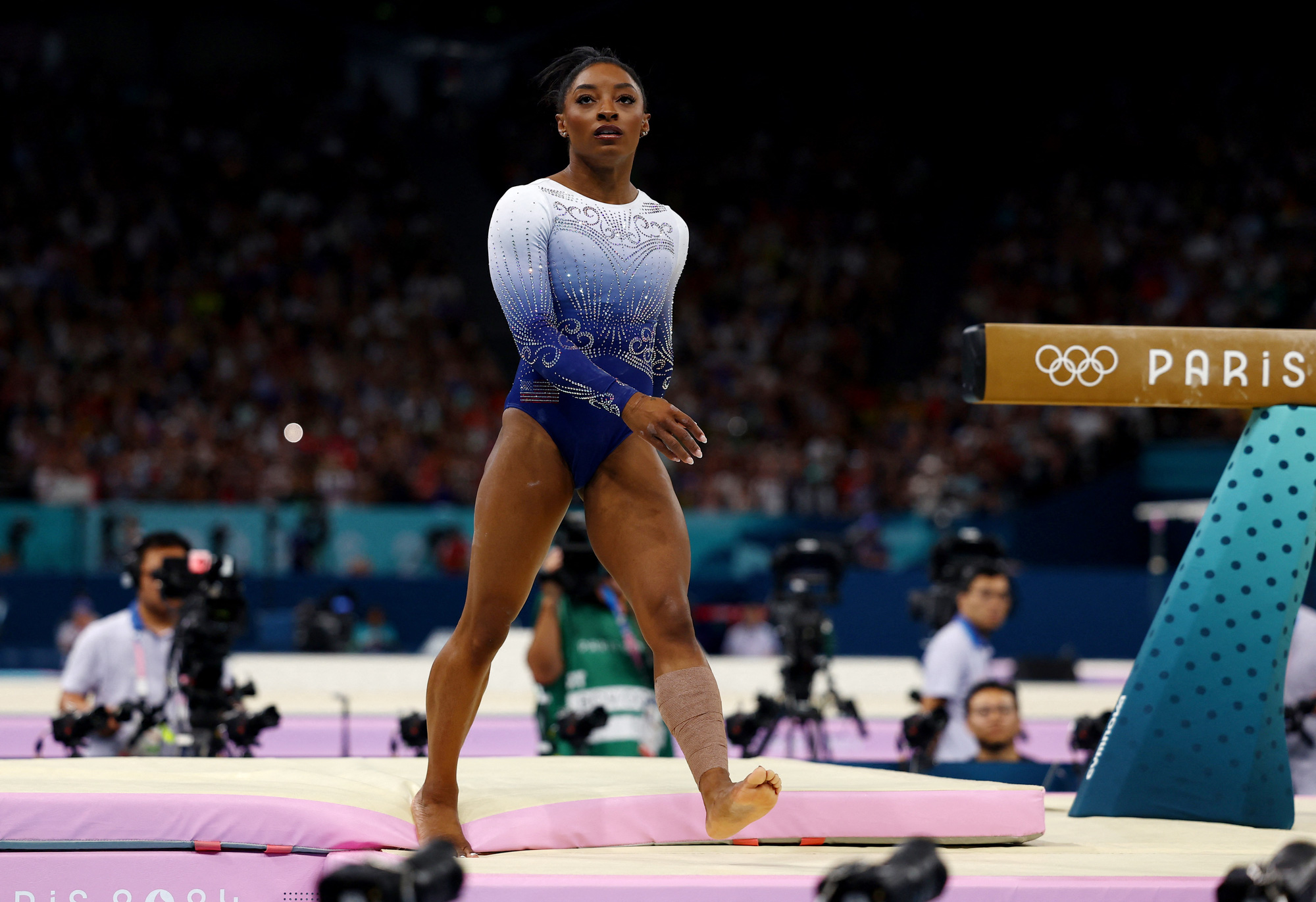 Simone Biles liên tục té ngã, Mỹ mất huy chương tại Olympic 2024- Ảnh 6.