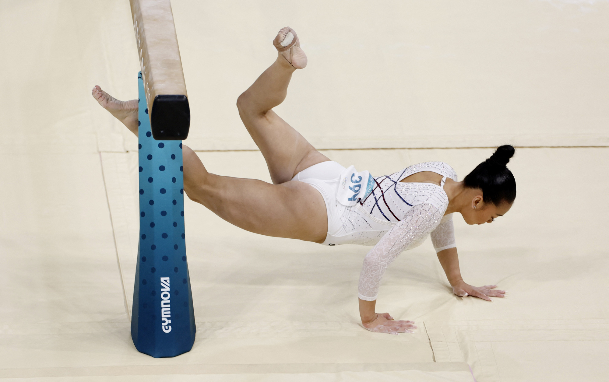 Simone Biles liên tục té ngã, Mỹ mất huy chương tại Olympic 2024- Ảnh 3.