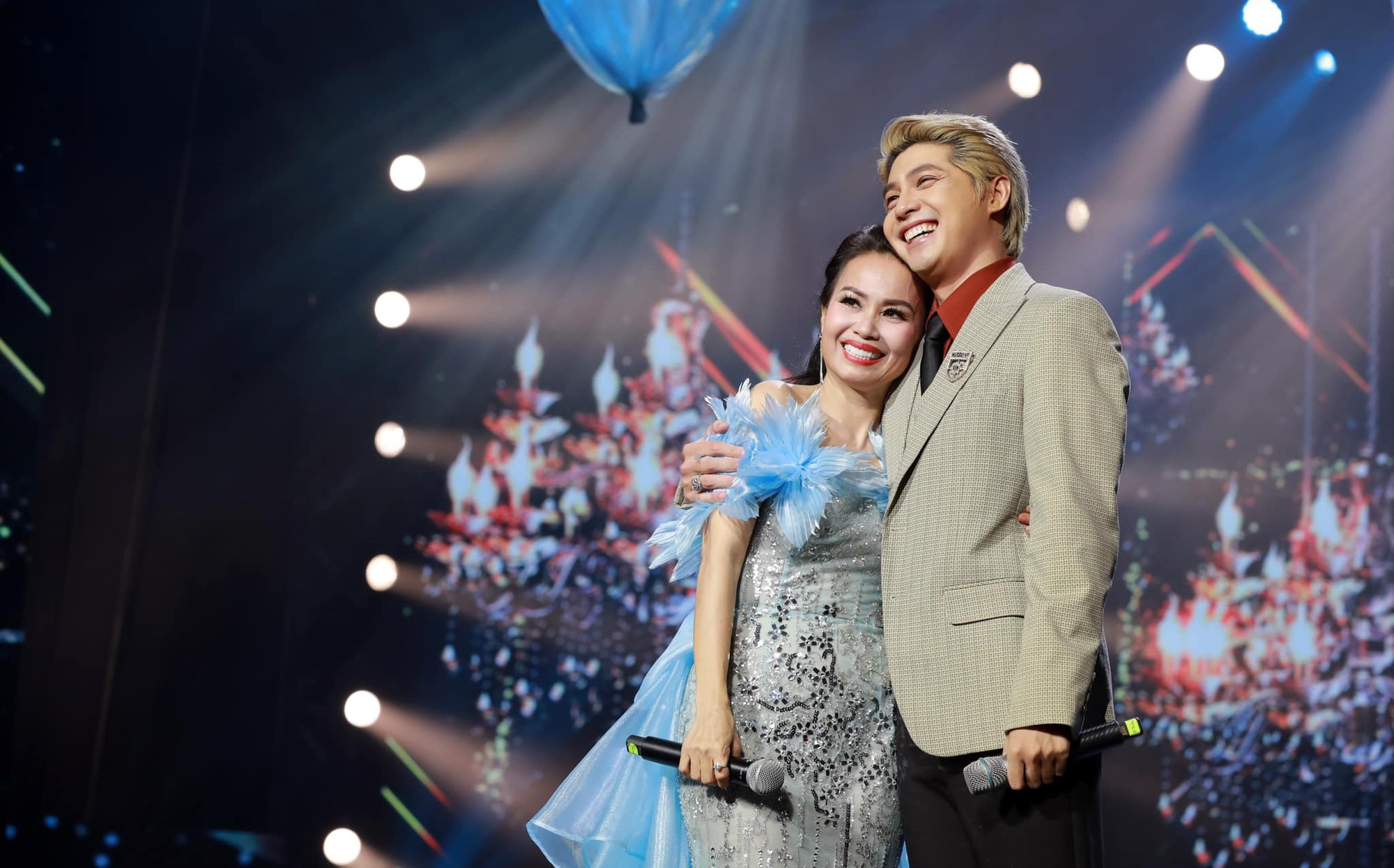 Cam Ly bernyanyi bersama Noo Phuoc Thinh dalam pertunjukan langsung Tu Tinh Que Huong 6 pada 3 Agustus. Cẩm Ly, Hà Trần... làm live show, người cháy vé, người phải hủy ngang- Ảnh 1.