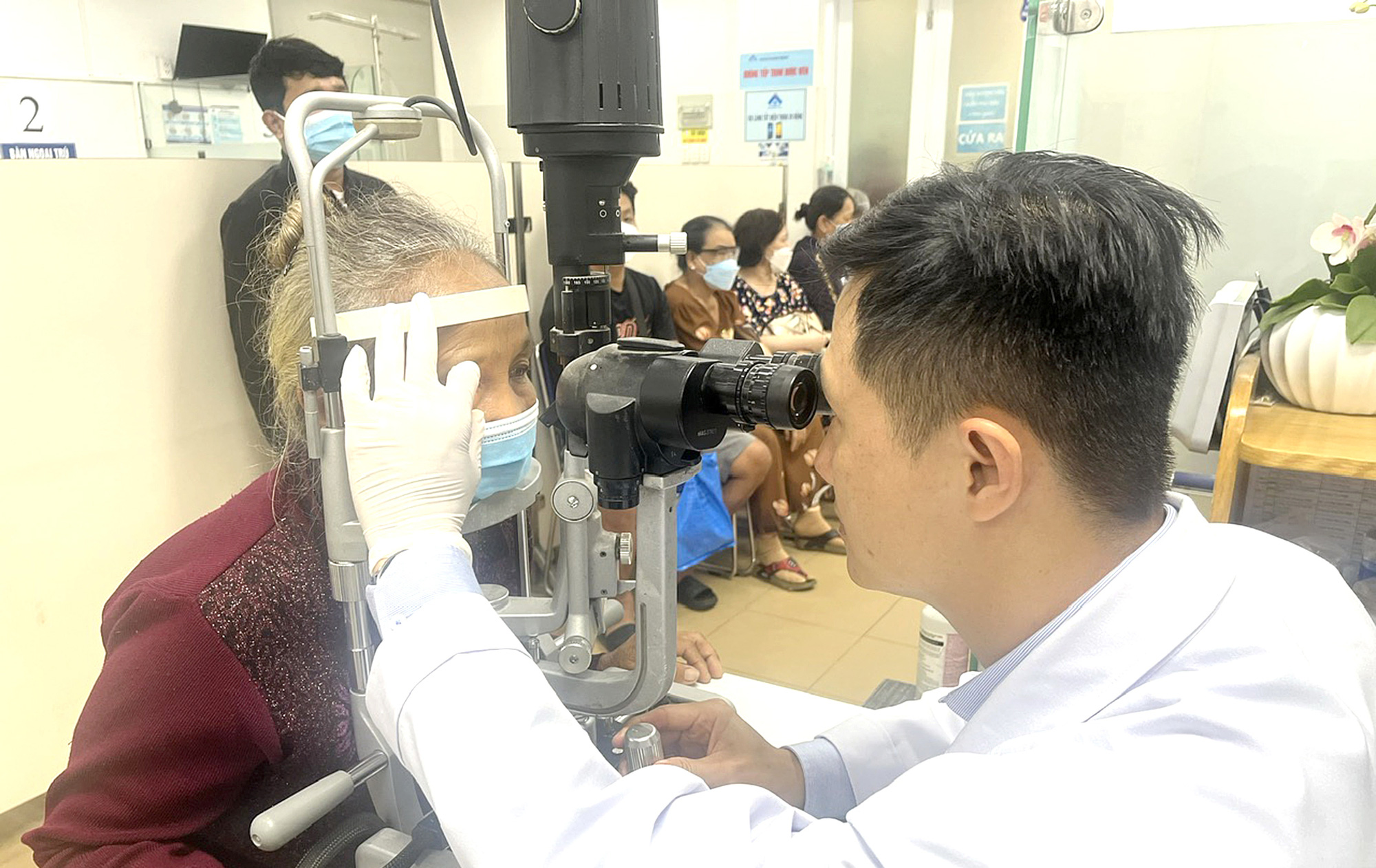 Bác sĩ Bệnh viện Mắt TP.HCM đang khám mắt cho một bệnh nhân từng bị đột quỵ mắt - Ảnh: THÙY DƯƠNG Đột quỵ mắt nguy cơ bị mù vĩnh viễn- Ảnh 1.