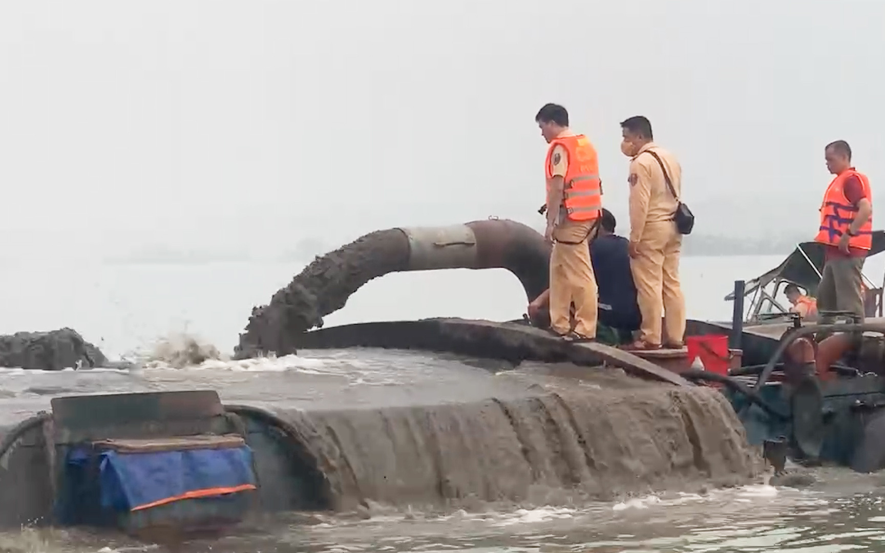 Tạm giữ hơn 20 tấn dầu gội, sữa rửa mặt... không rõ nguồn gốc trên xe tải đầu kéo- Ảnh 3. Tạm giữ tàu vận chuyển 1.000m³ cát không rõ nguồn gốc