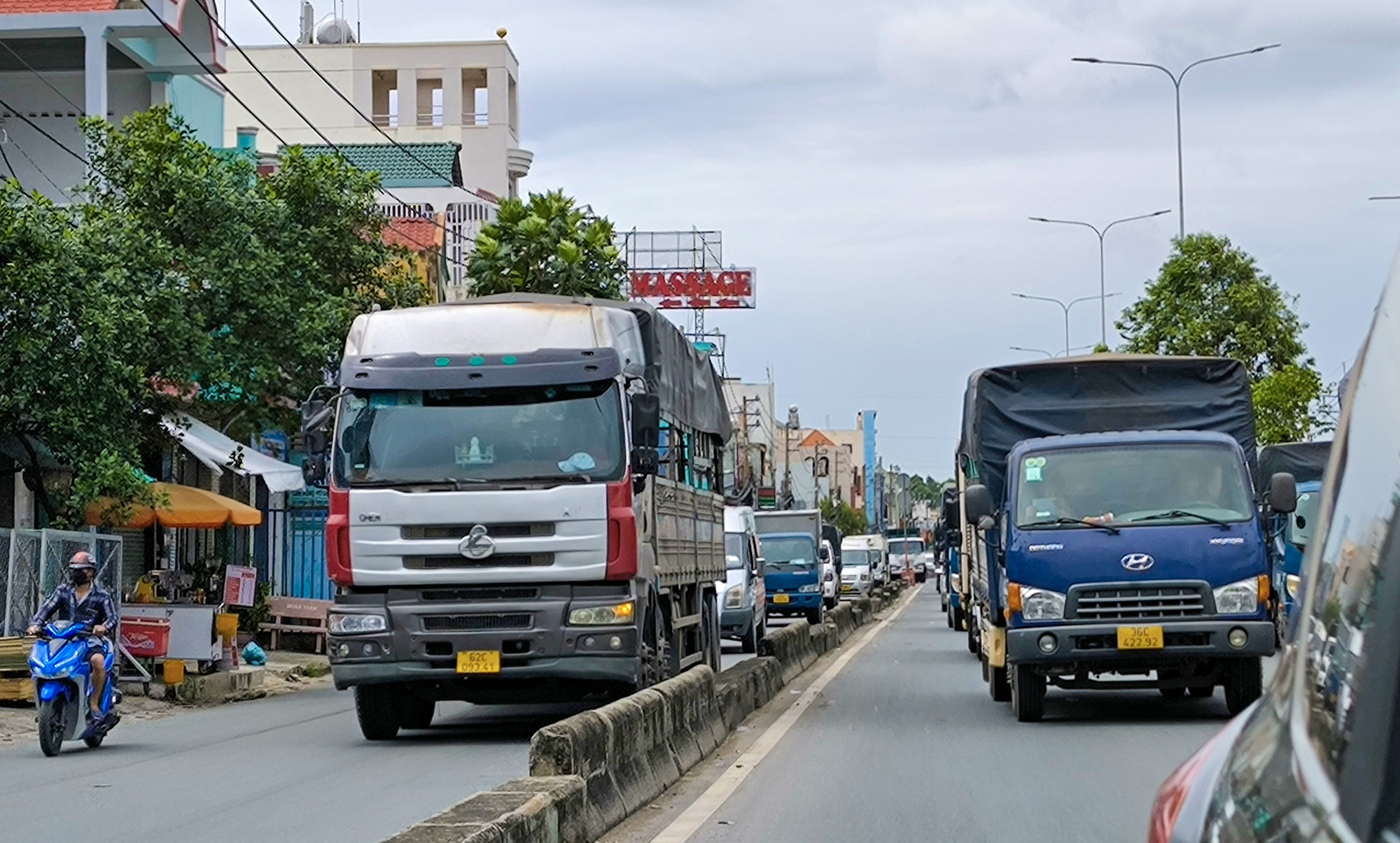 Việc xây dựng cao tốc TP.HCM - Mộc Bài sẽ giảm áp lực cho quốc lộ 22 (qua huyện Củ Chi, TP.HCM) vốn đã quá tải - Ảnh: CHÂU TUẤN