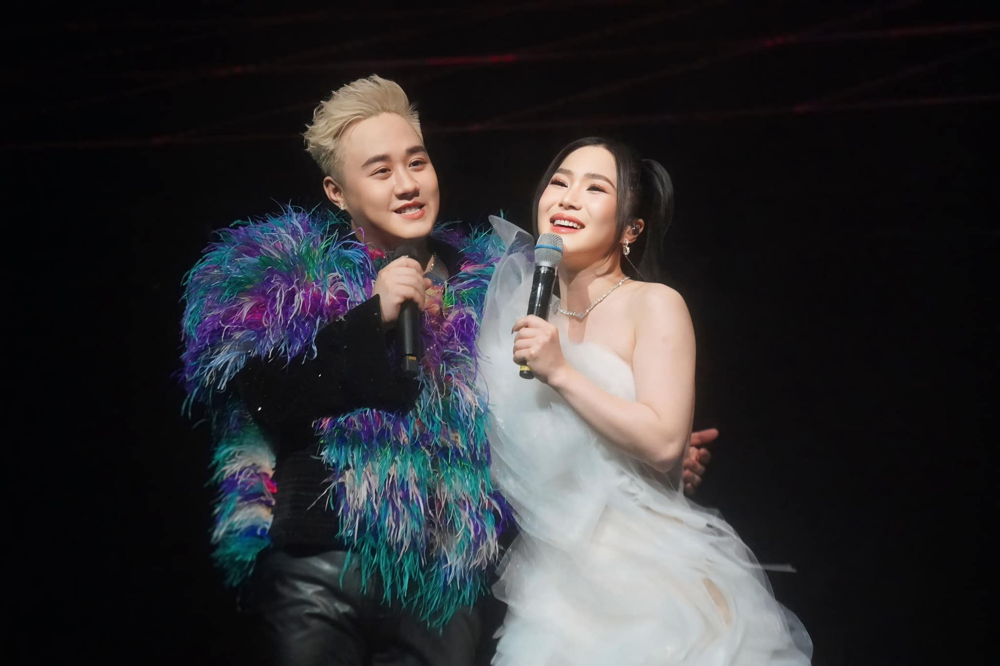 Trung Quan dan Huong Tram bernyanyi duet dalam pertunjukan langsung penyanyi pria - Foto: NVCC Cẩm Ly, Hà Trần... làm live show, người cháy vé, người phải hủy ngang- Ảnh 2.
