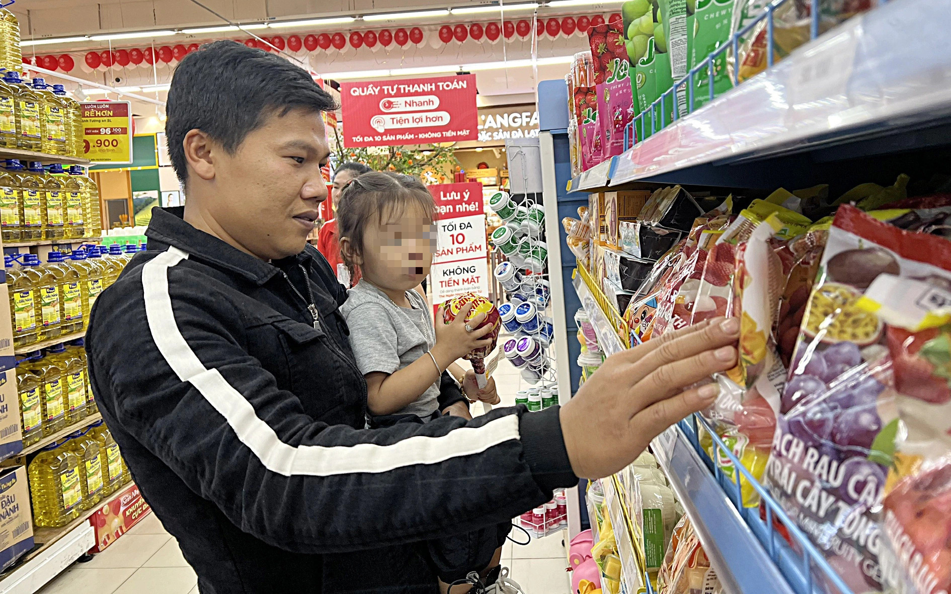 Thu nhập bao nhiêu mới trụ nổi ở thành phố - Kỳ 2: Tiền nhiều, ít đều phải tiết kiệm và biết đầu tư- Ảnh 5. Thu nhập liên tục giảm, người trẻ chờ sale mới mua sắm