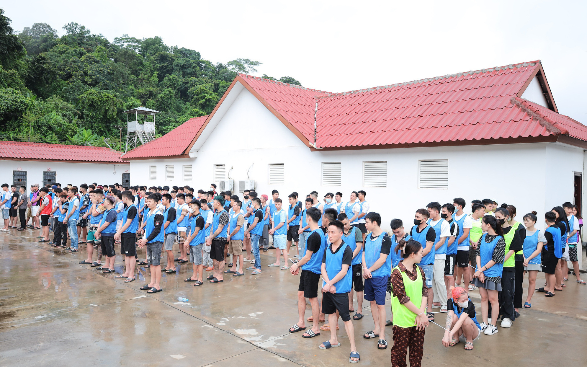 Đường dây lừa đảo quốc tế chuyên gọi điện thoại lừa người Việt hoạt động ra sao?- Ảnh 4. Triệt phá đường dây lừa đảo quốc tế, bắt giữ 155 nghi phạm chuyên gọi điện thoại lừa người Việt