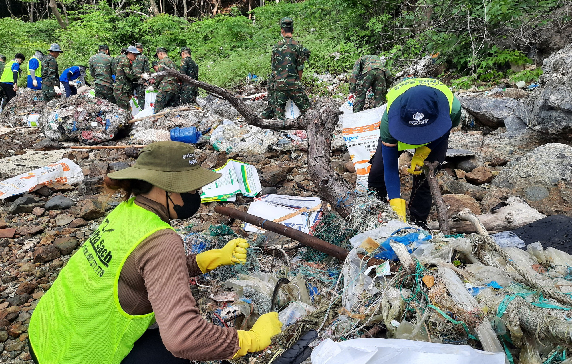 Thu gom rác thải đại dương trôi tấp vào các bãi, rừng ngập măn ở Vườn Quốc gia Côn Đảo - Ảnh: Vườn Quốc gia Côn Đảo cung cấp