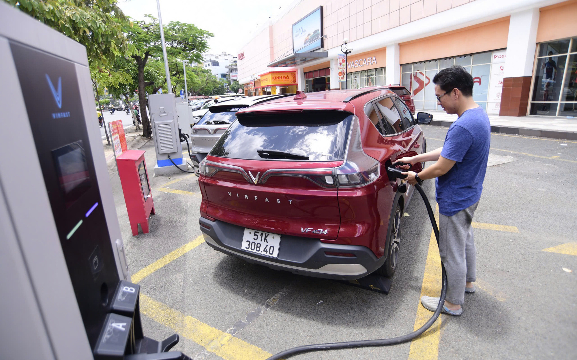 TP.HCM đề nghị Tập đoàn Vingroup duy trì thí điểm buýt điện tới quý 1-2025- Ảnh 2. Nhà đầu tư trạm sạc xe điện ở TP.HCM lúng túng với loạt thủ tục