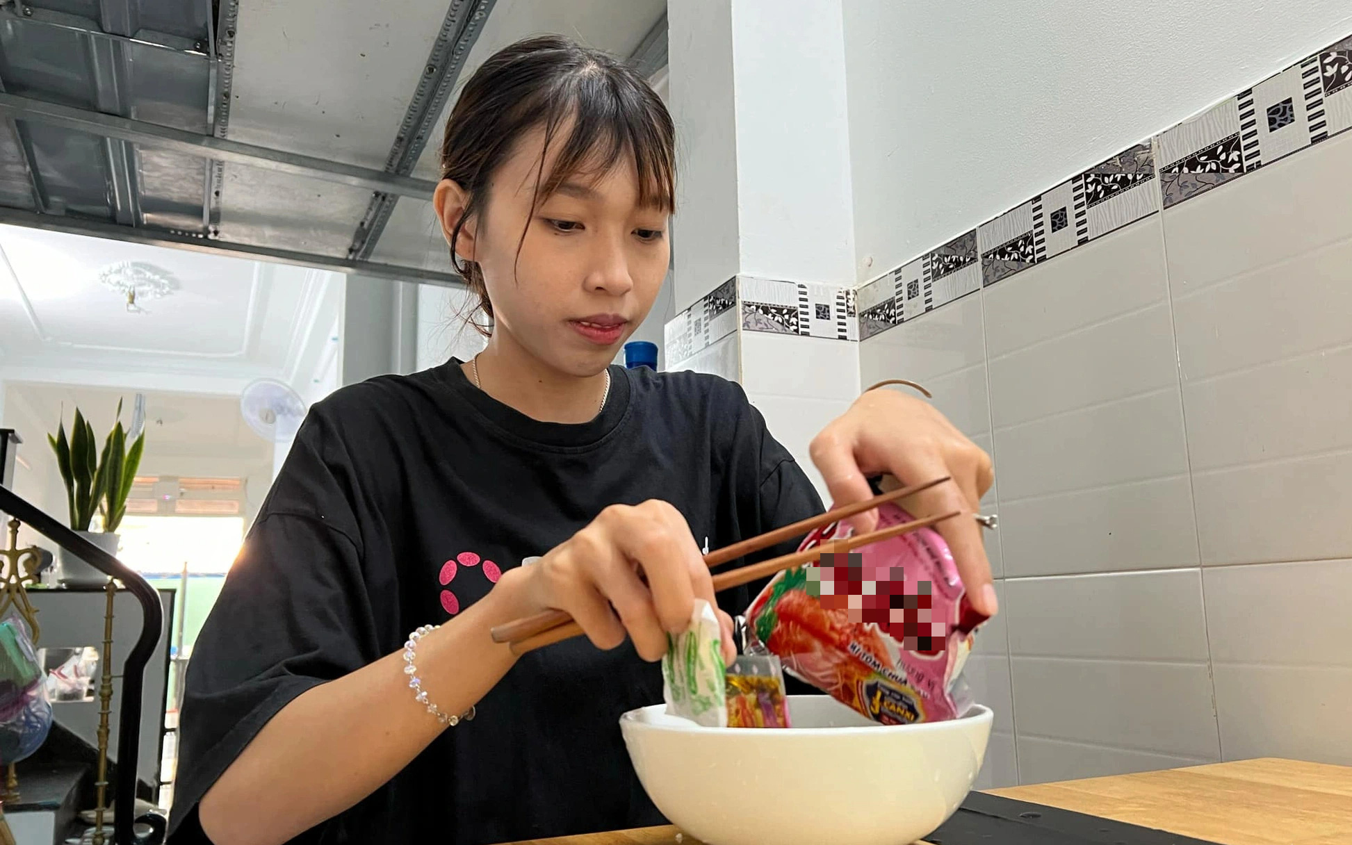 Nữ sinh không cha mẹ, một mình che chở cho em gái được tặng học bổng toàn khóa đại học- Ảnh 5. Gặp lại sau Tiếp sức đến trường 2023: Tố Trinh đã cười nhiều hơn
