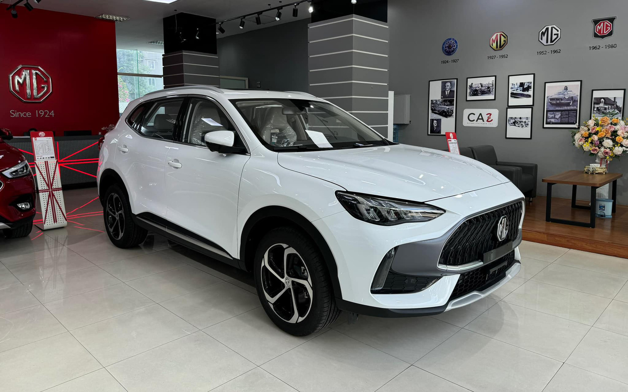Tin tức sáng 10-8: Lương nhân công sản xuất ở Việt Nam rẻ, chưa bằng một nửa Trung Quốc- Ảnh 7. Tin tức giá xe: MG HS giảm tới 120 triệu tại đại lý, SUV hạng C rẻ ngang Kia Sonet